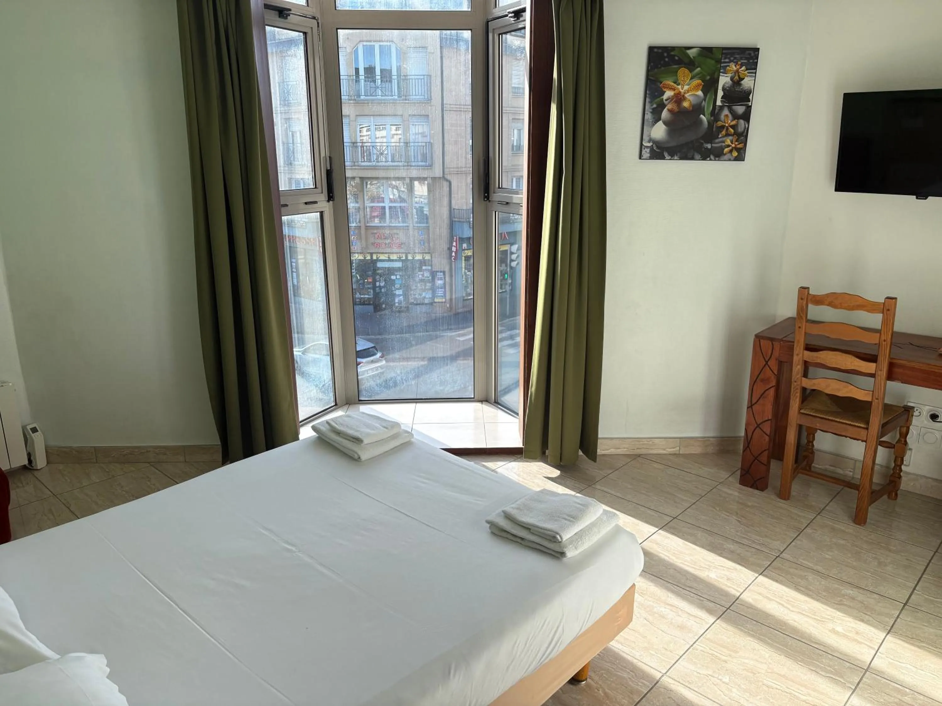 Bed in Hotel Couleurs Sud Centre-ville Gare Charleville-Mézières