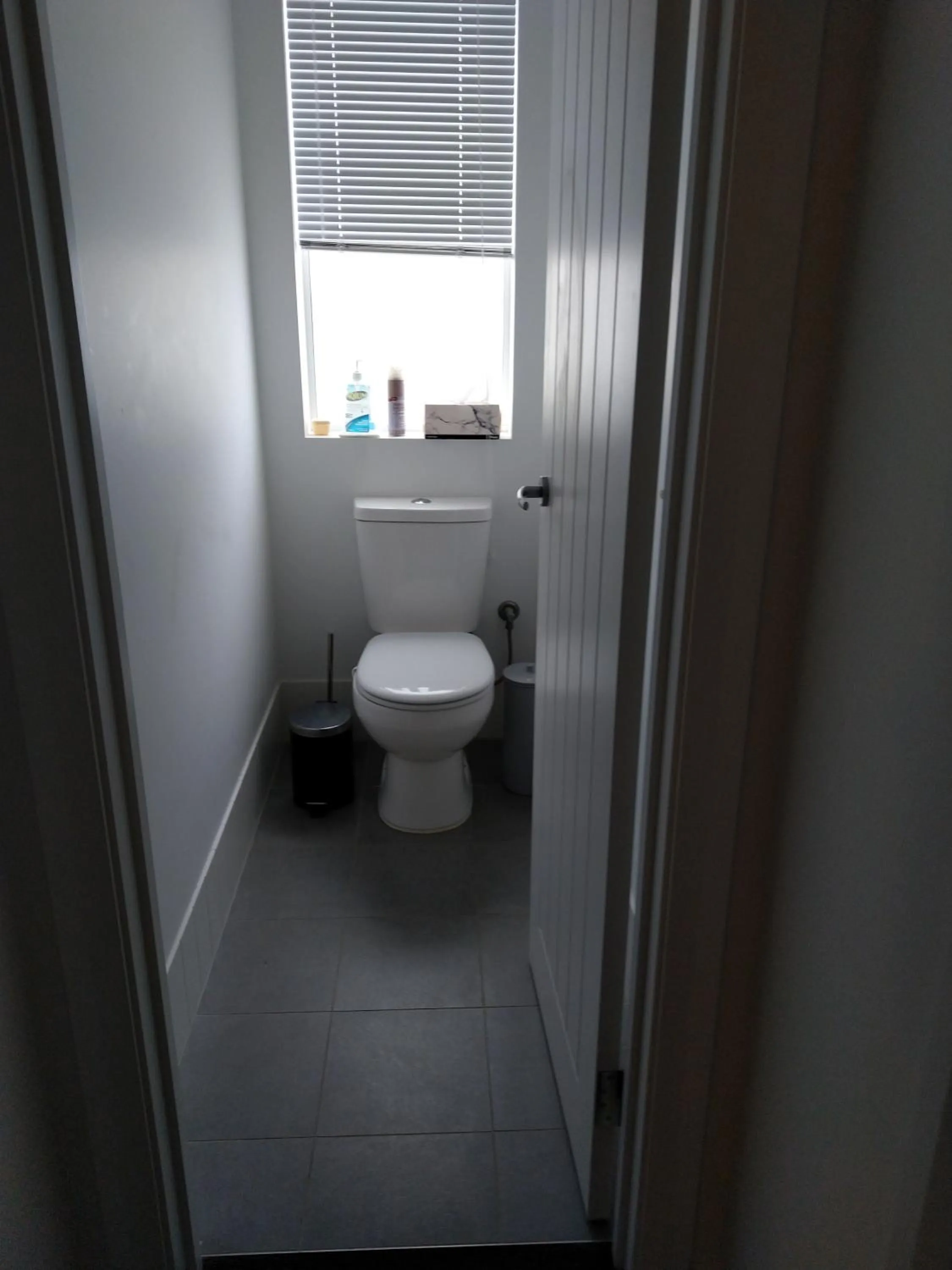 Toilet in C'est La Vie Bed & Breakfast