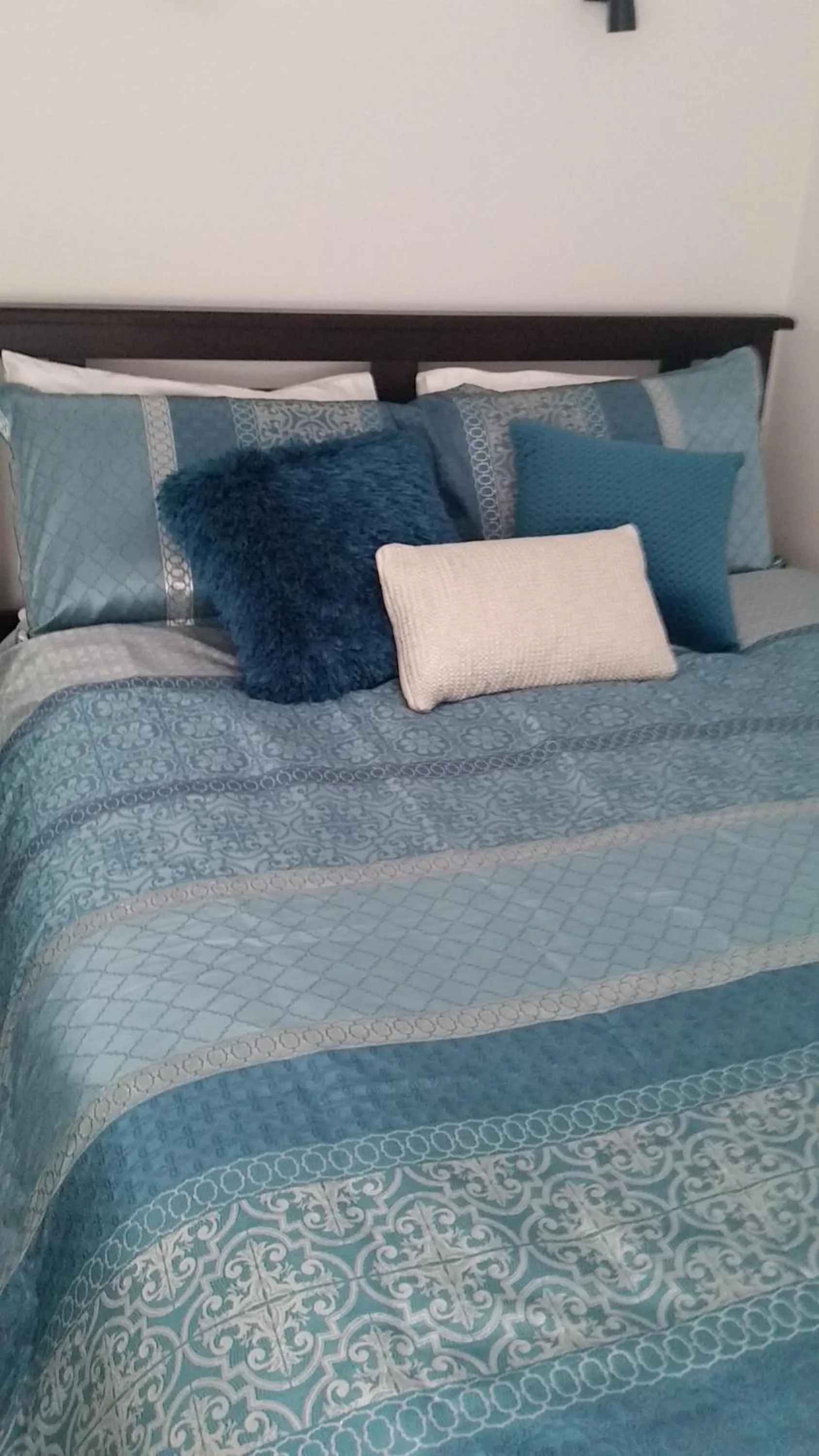 Bed in C'est La Vie Bed & Breakfast