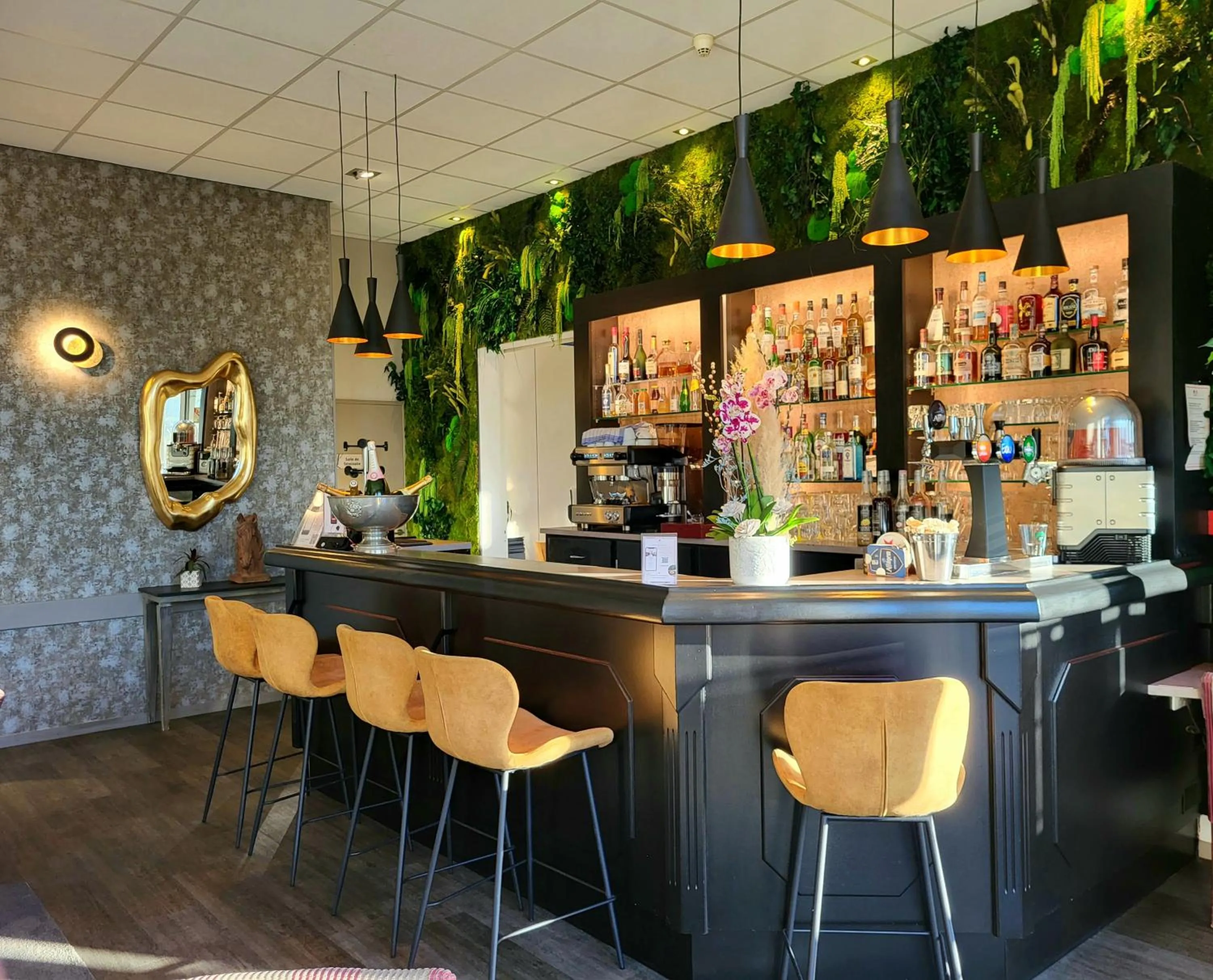 Lounge or bar in Hotel Restaurant Du Parc Saumur Logis Elégance