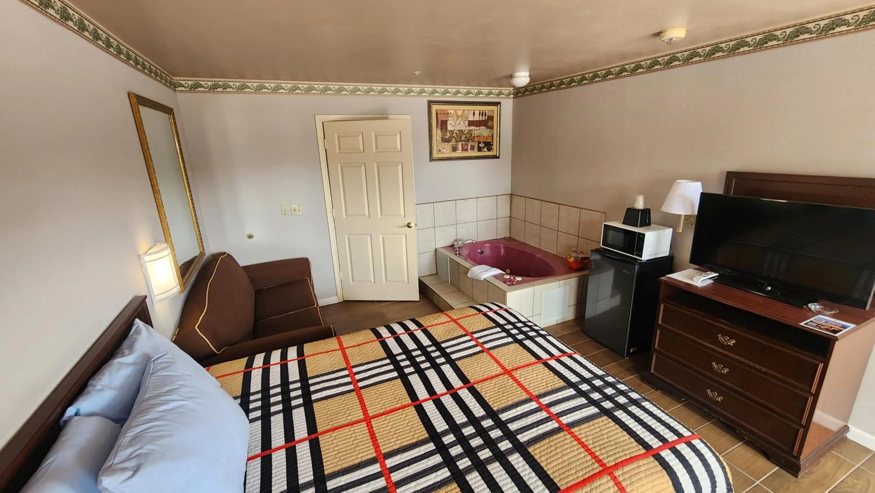 Bedroom, Bed in Benbrook Inn & Suites