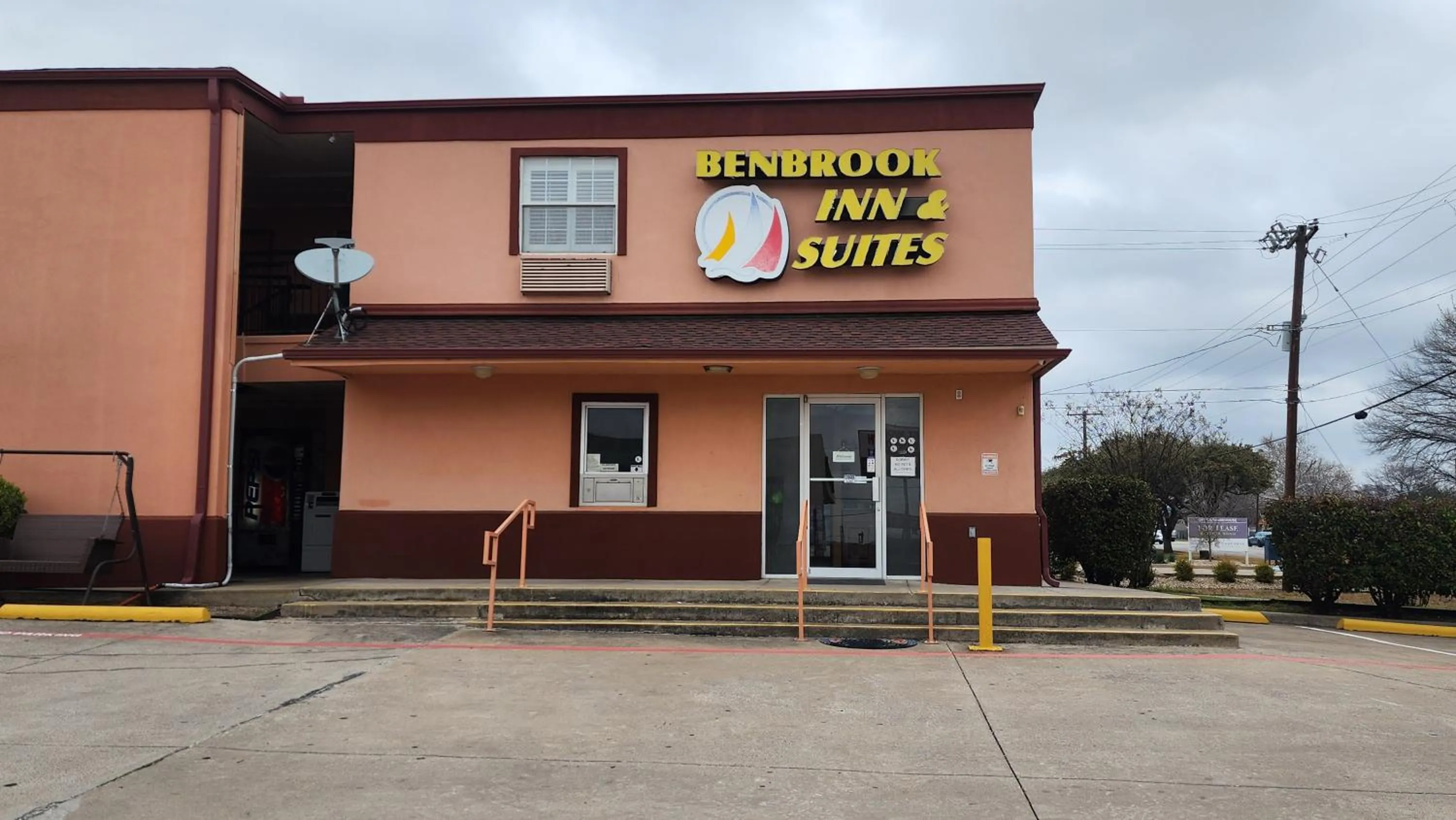 Facade/entrance in Benbrook Inn & Suites
