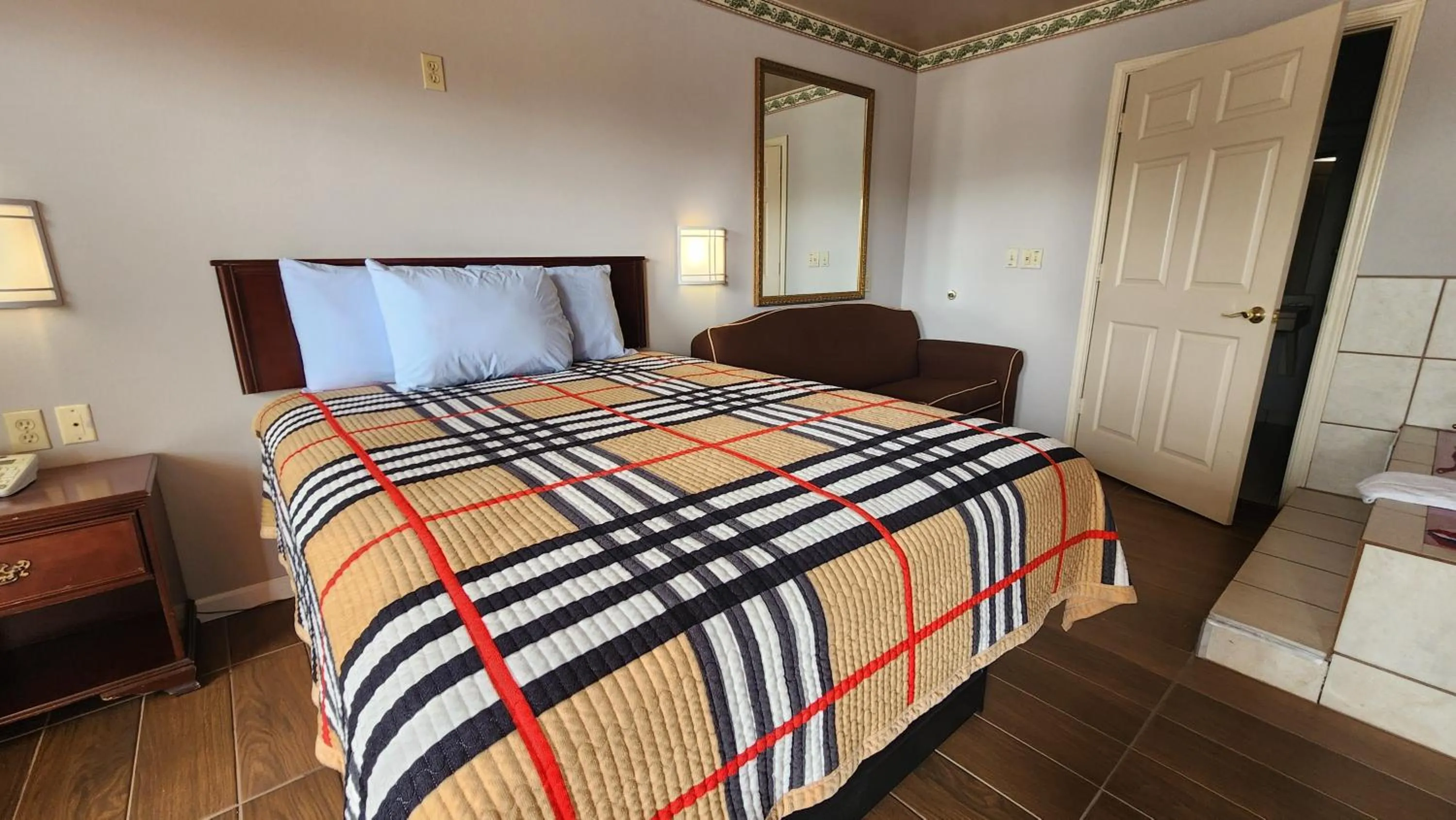 Bedroom, Bed in Benbrook Inn & Suites