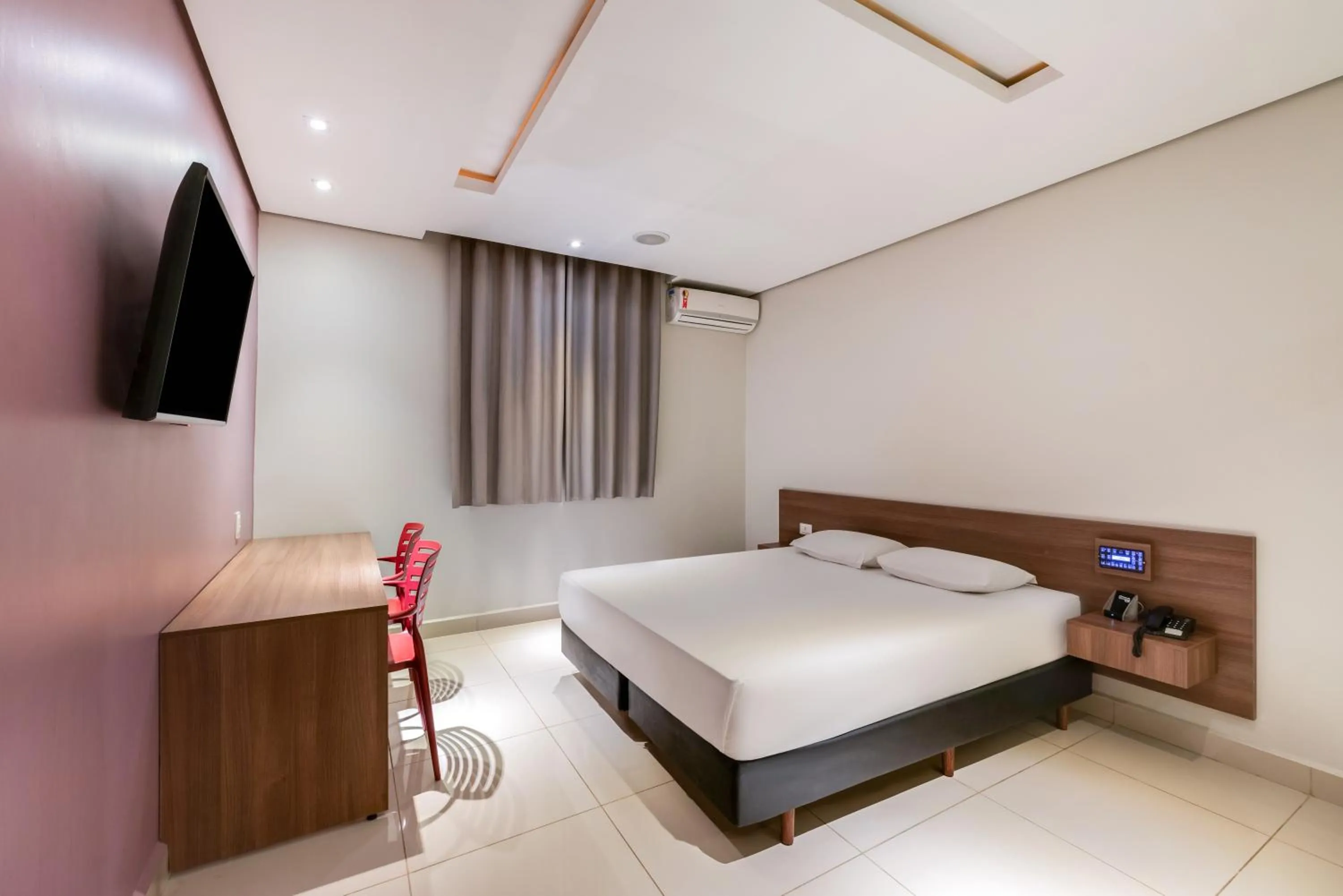 Bedroom, Bed in Plaza Motel