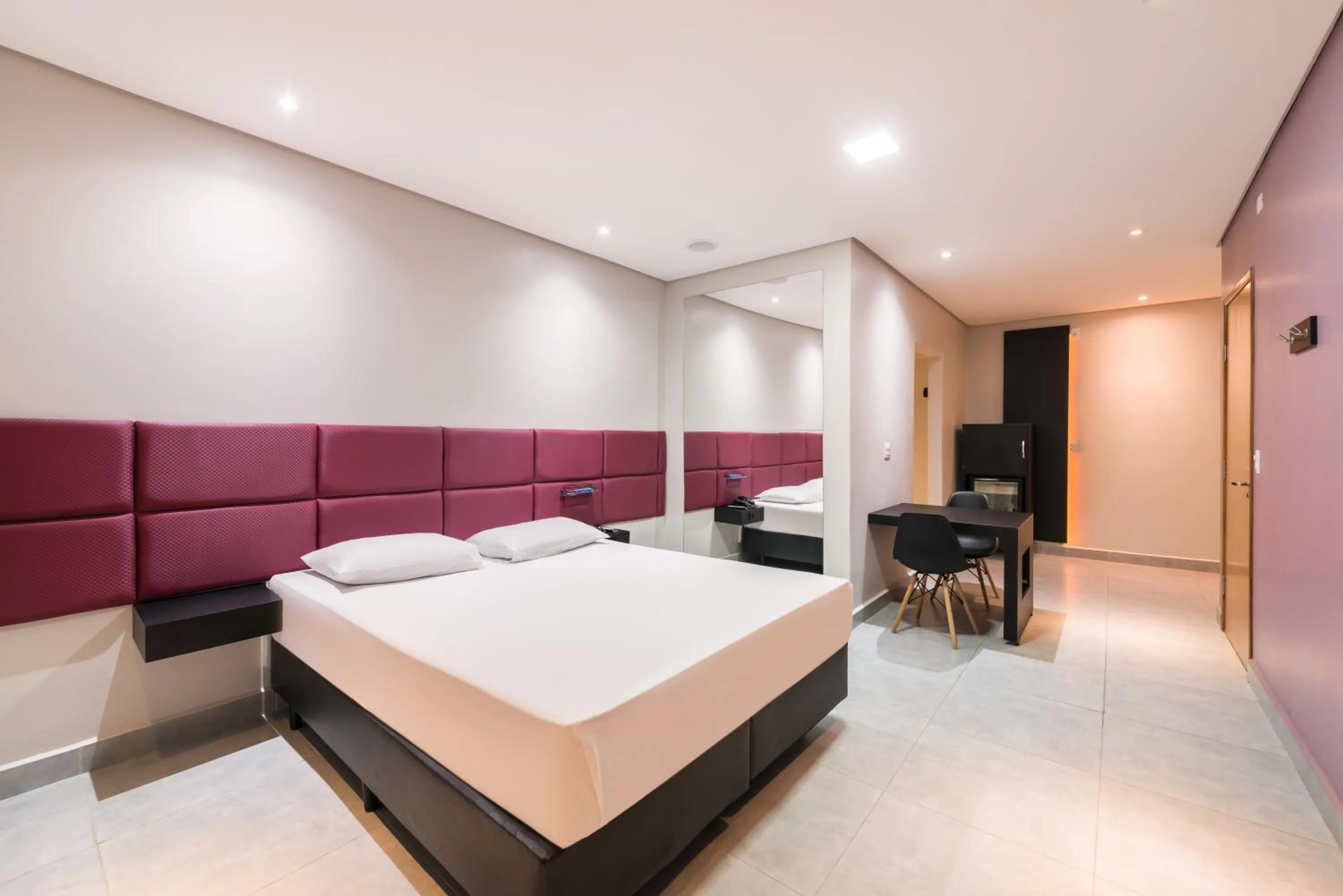 Bedroom, Bed in Plaza Motel