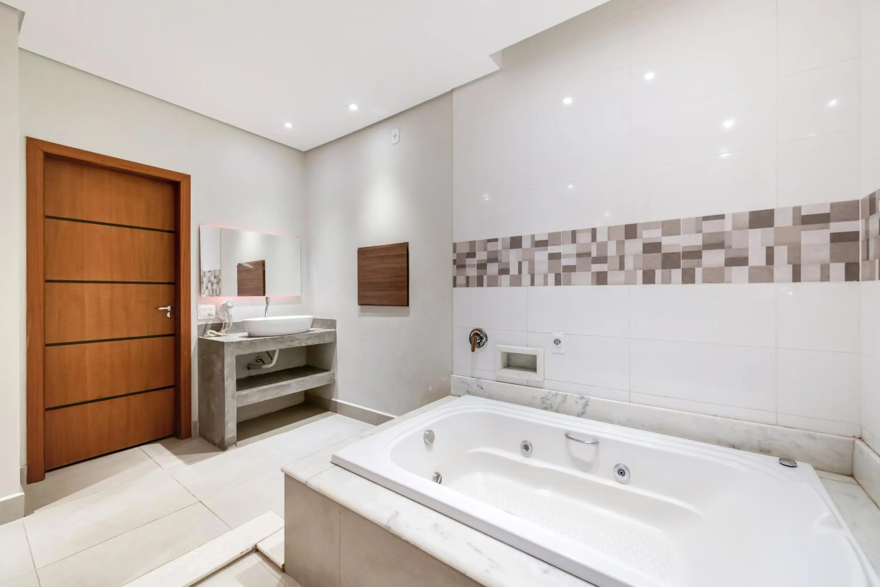 Hot Tub in Plaza Motel