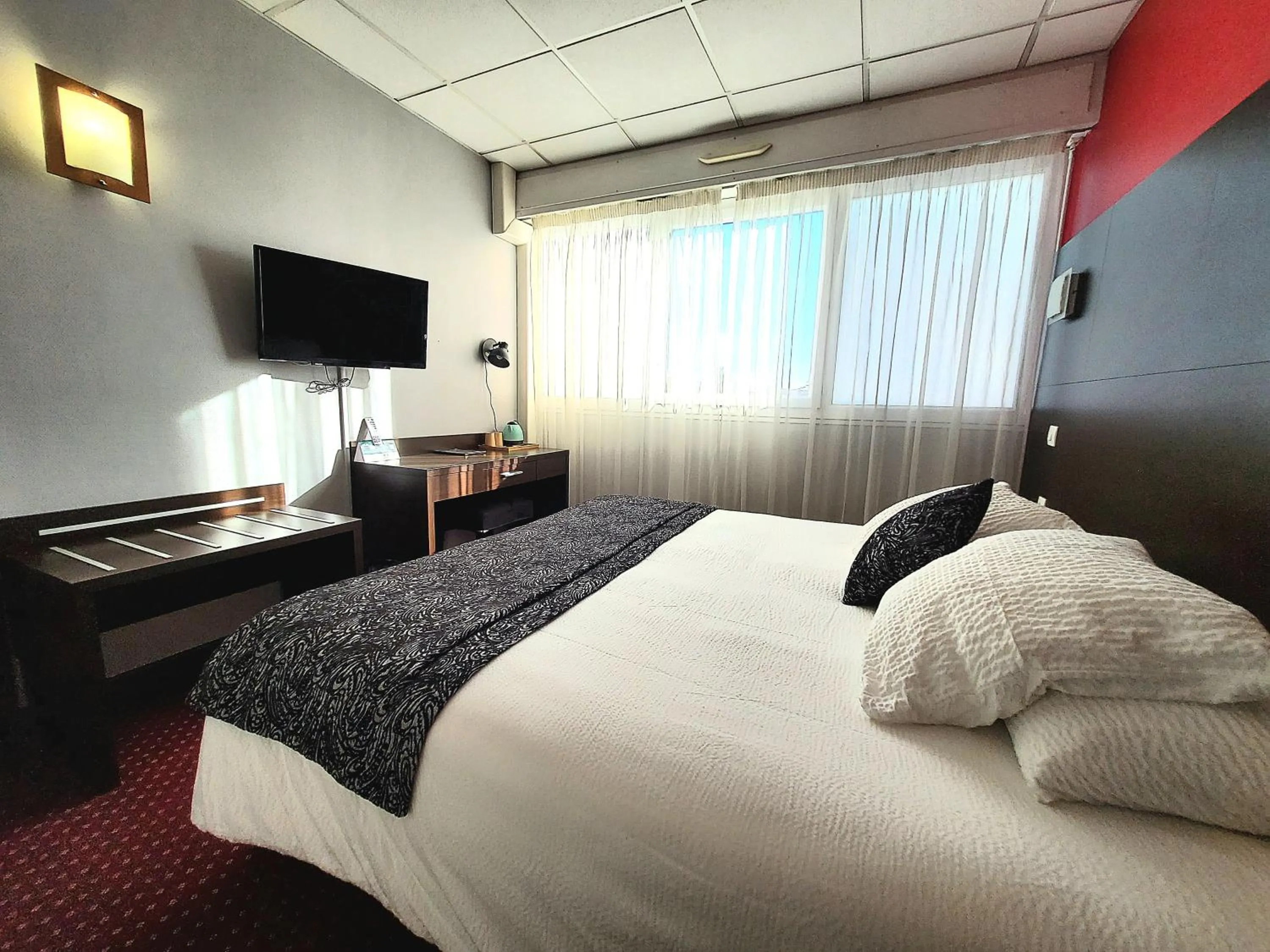 Photo of the whole room, Bed in Atlantic Hôtel