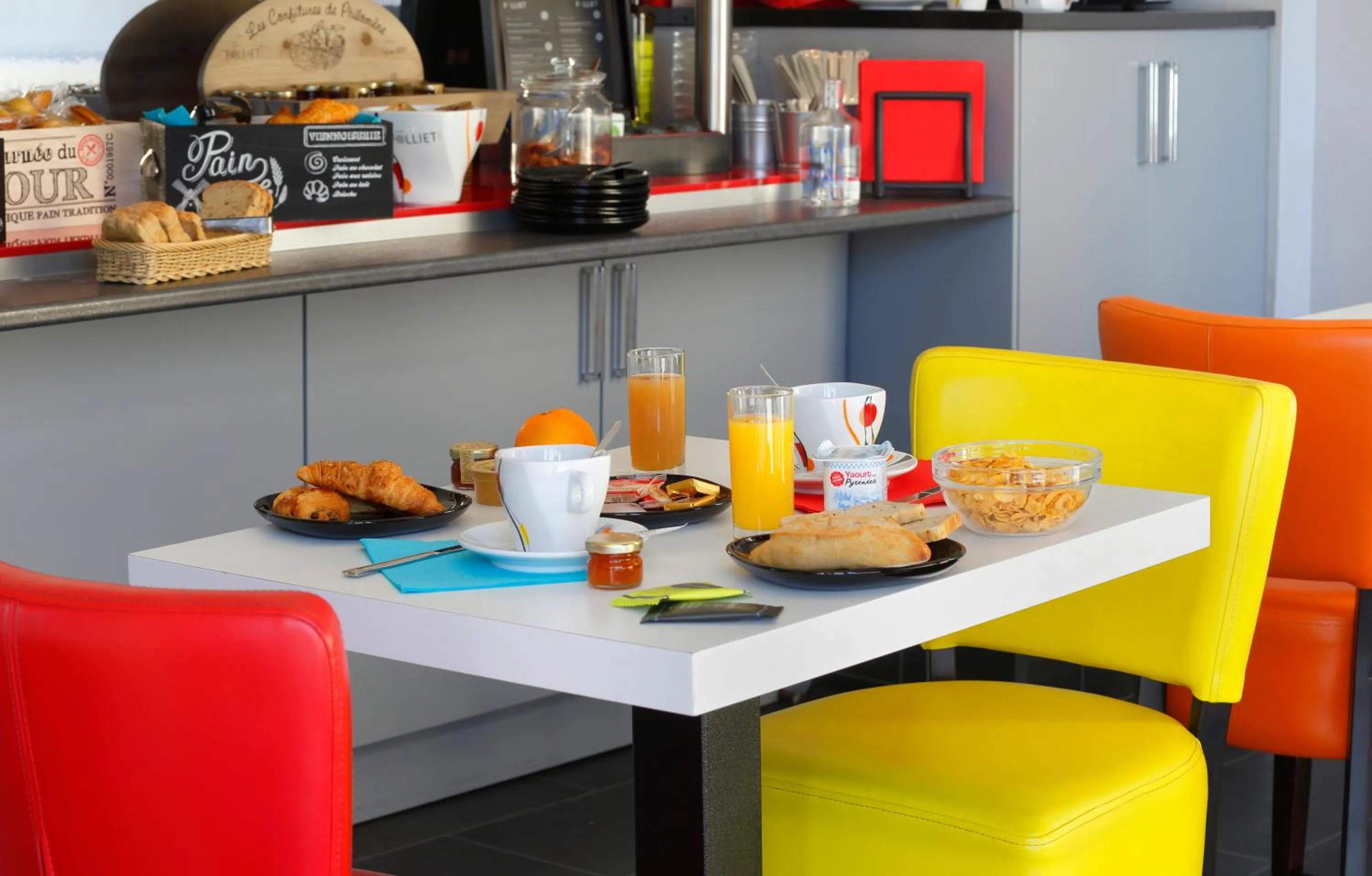 Buffet breakfast in Atlantic Hôtel