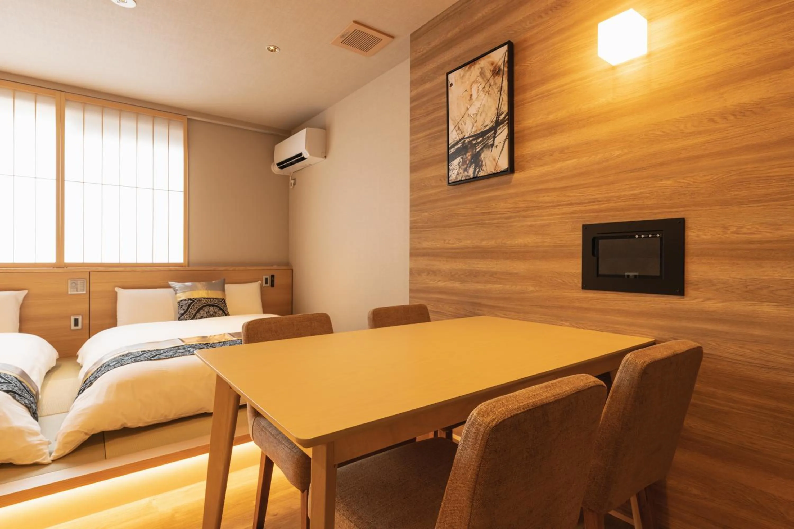 Dining area, Bed in GRAND BASE Iolani