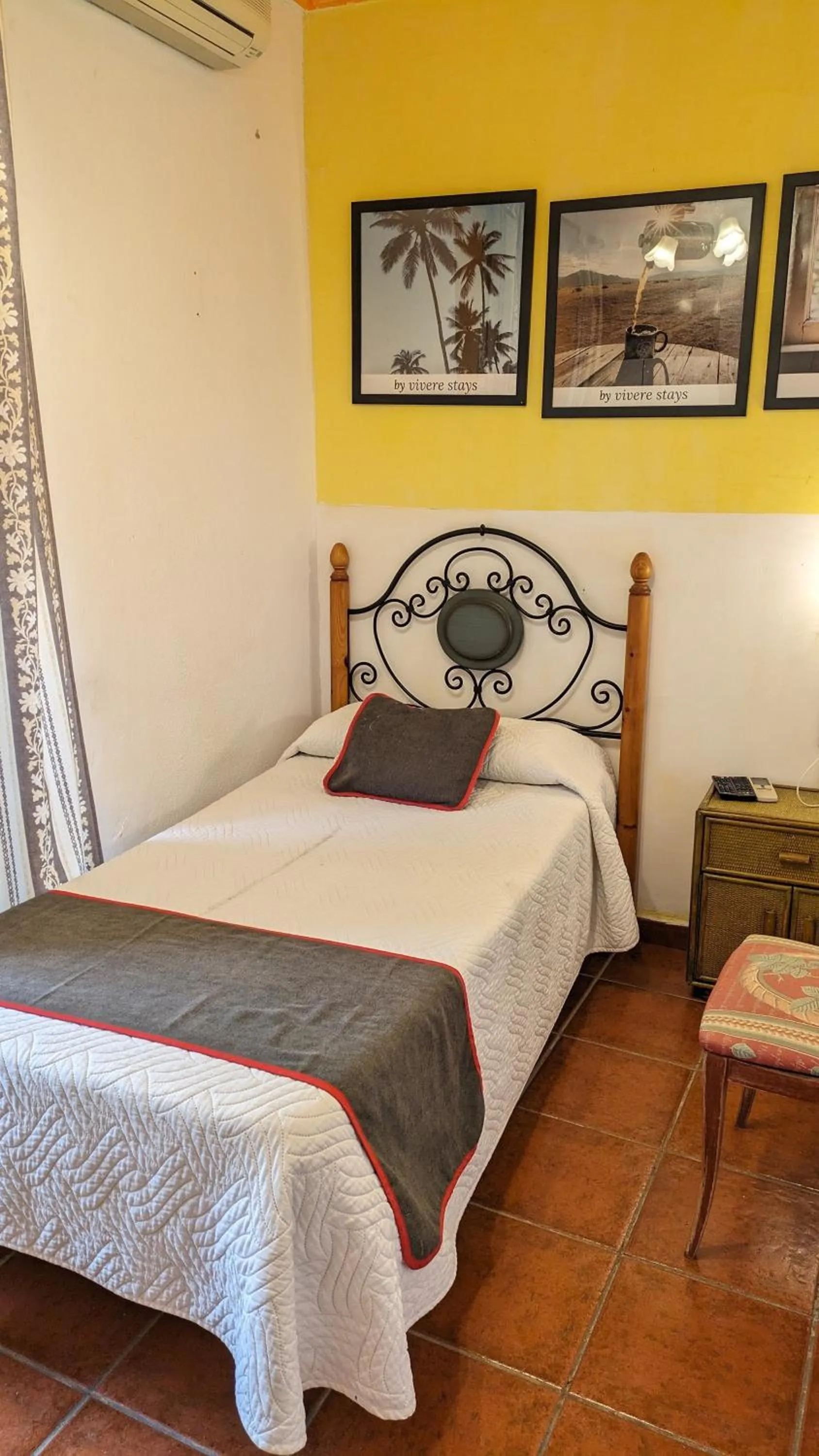 Bed in Hotel Las Palmeras by Vivere Stays