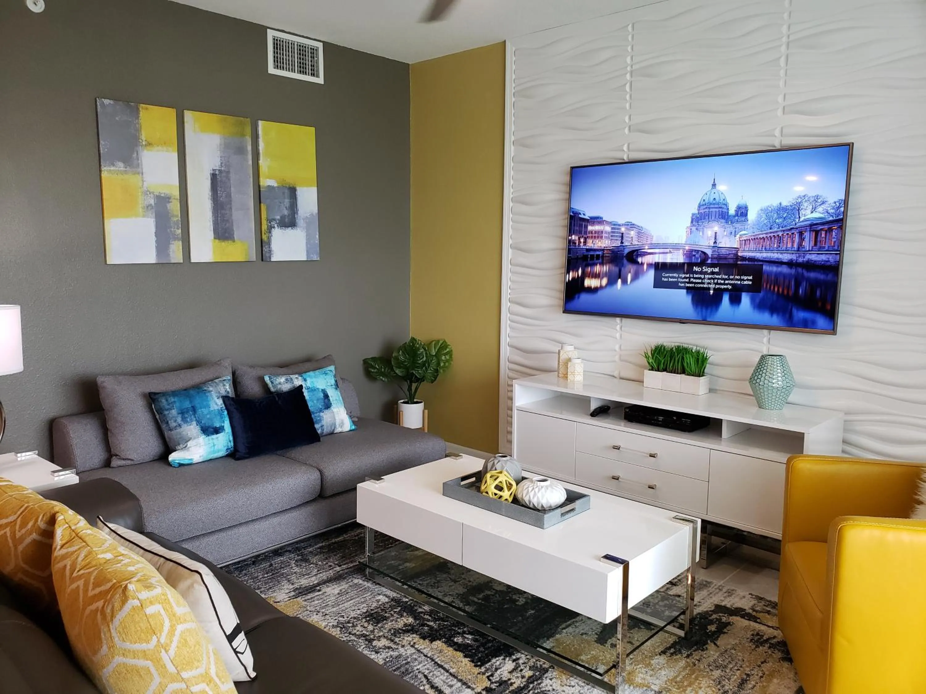 Living room in Only 5 Miles from Disney! Free Water Park! 2 Bed, 2 Bath Condo, Sleeps 8