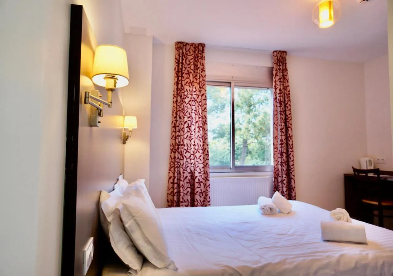 Bedroom, Bed in Hotel et Studios Le Marina Baie de La Baule