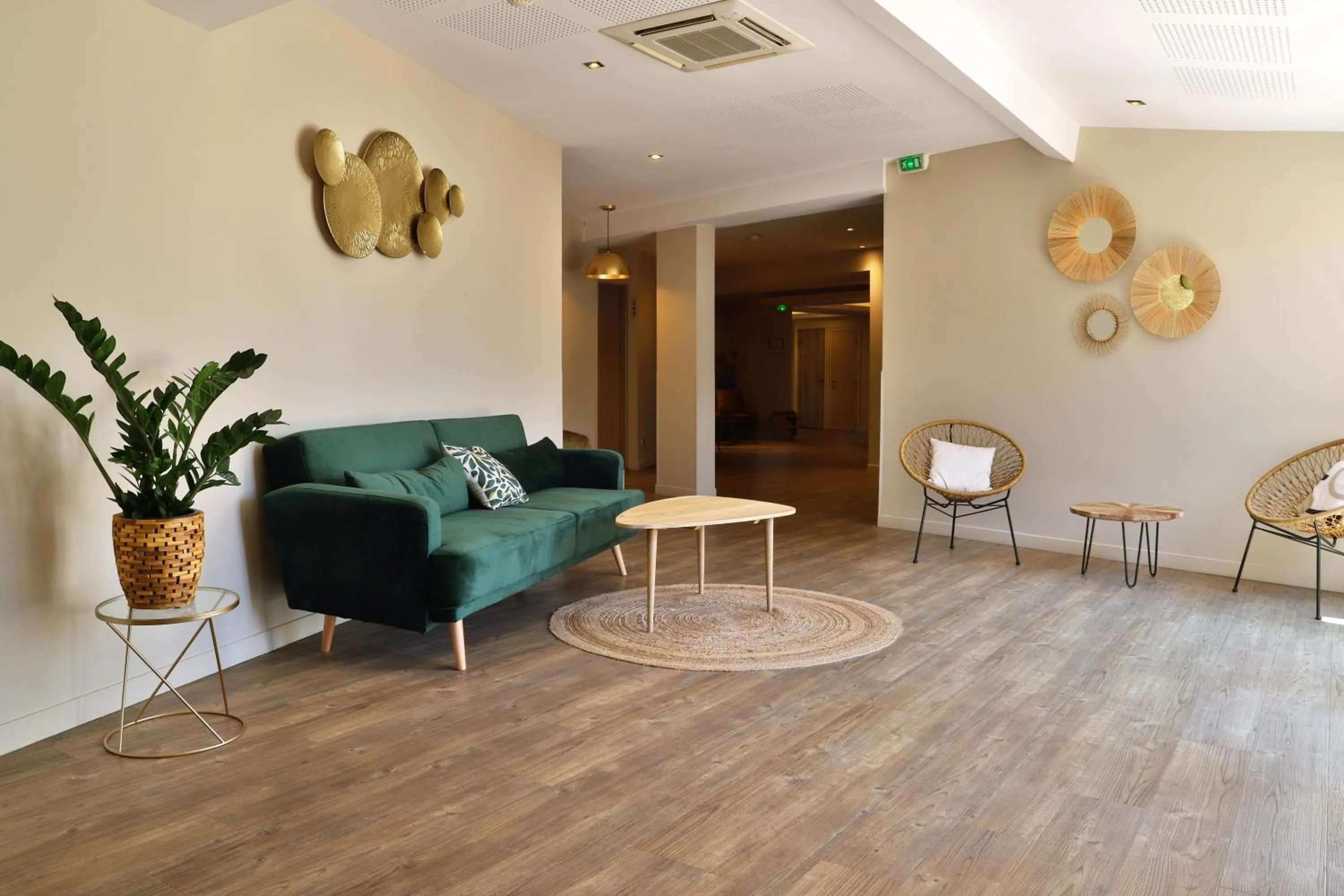 Lounge or bar in SOWELL HÔTELS du Golfe de Saint-Tropez