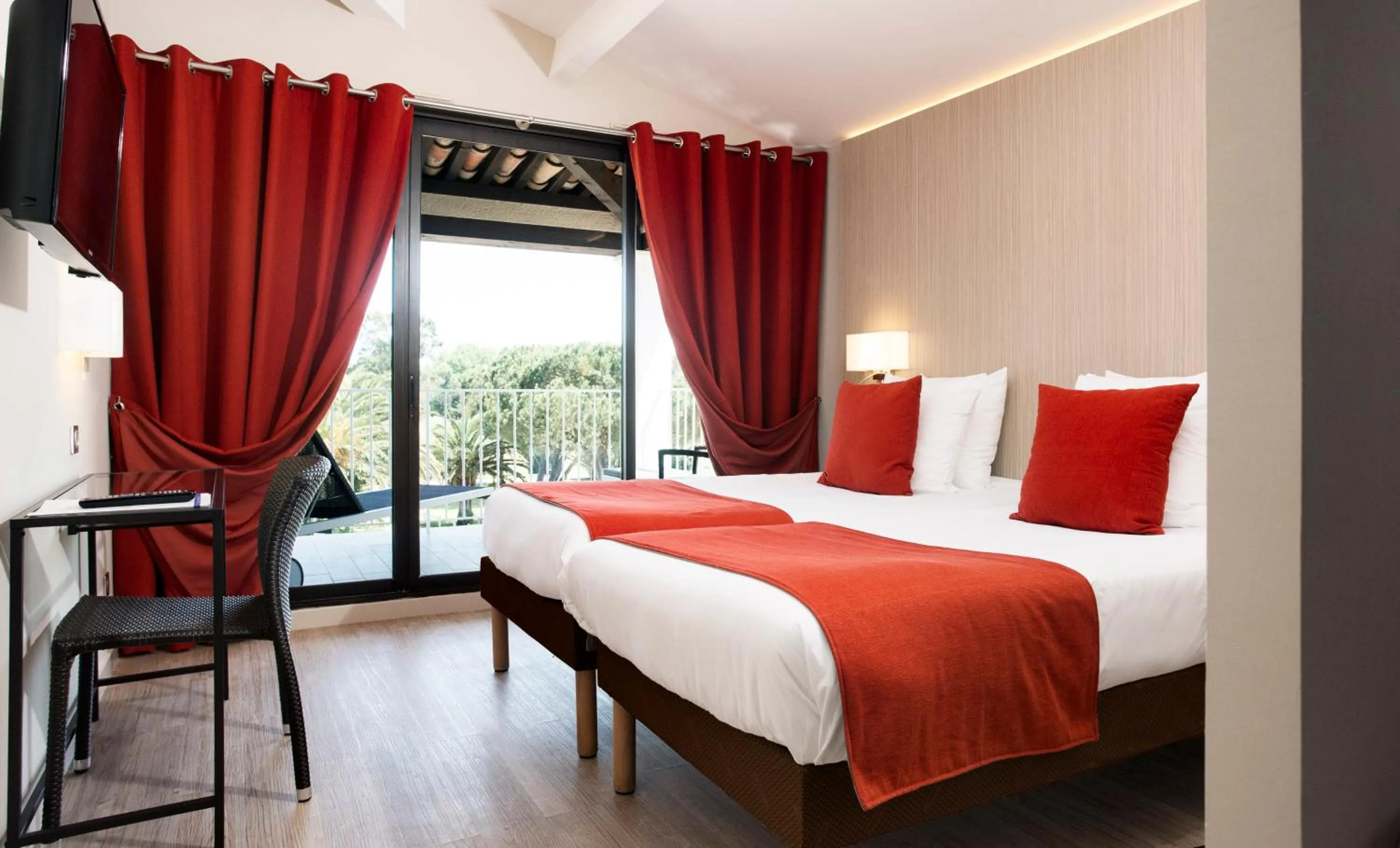 Balcony/Terrace, Bed in SOWELL HÔTELS du Golfe de Saint-Tropez