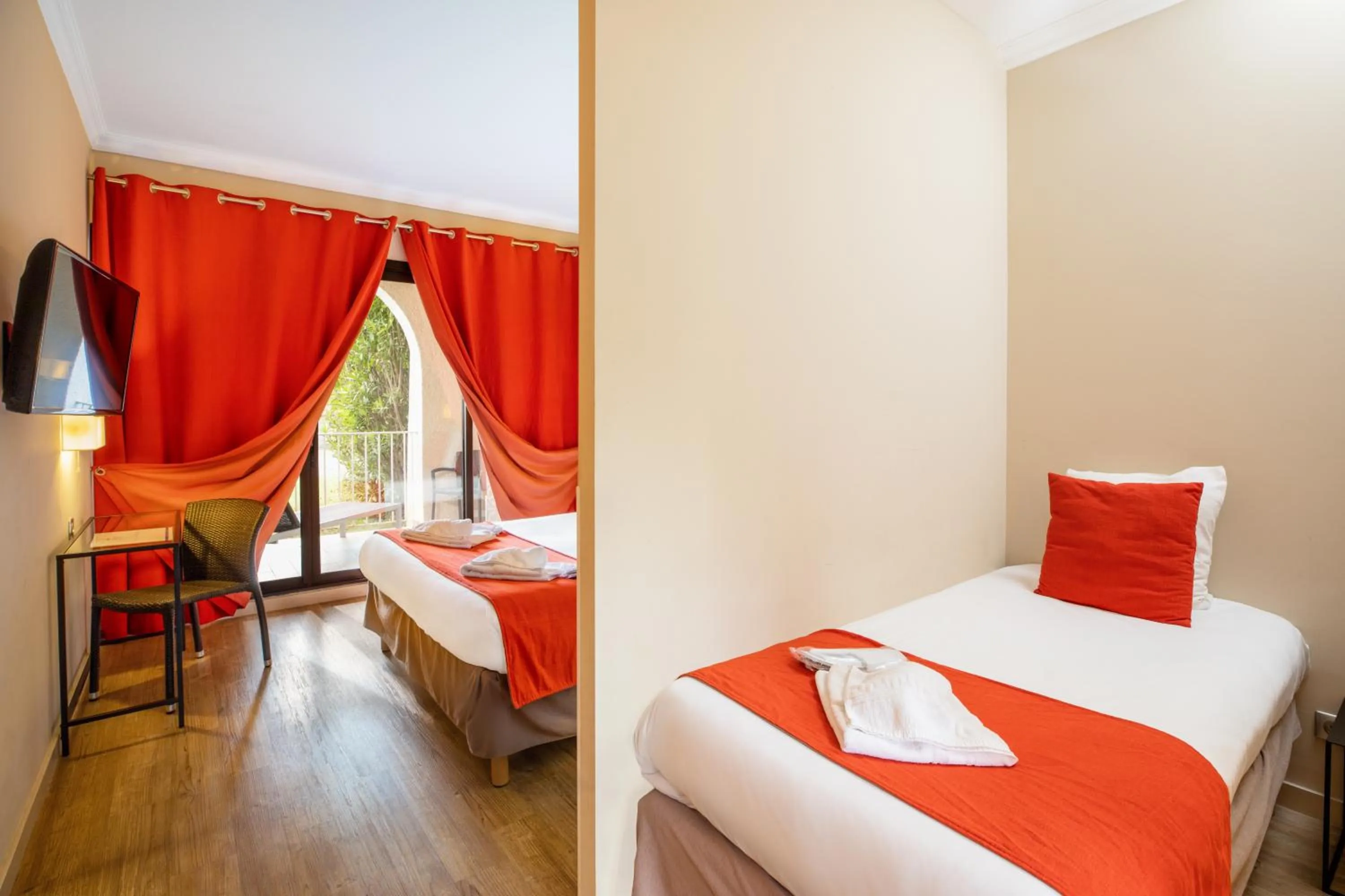 Photo of the whole room, Bed in SOWELL HÔTELS du Golfe de Saint-Tropez