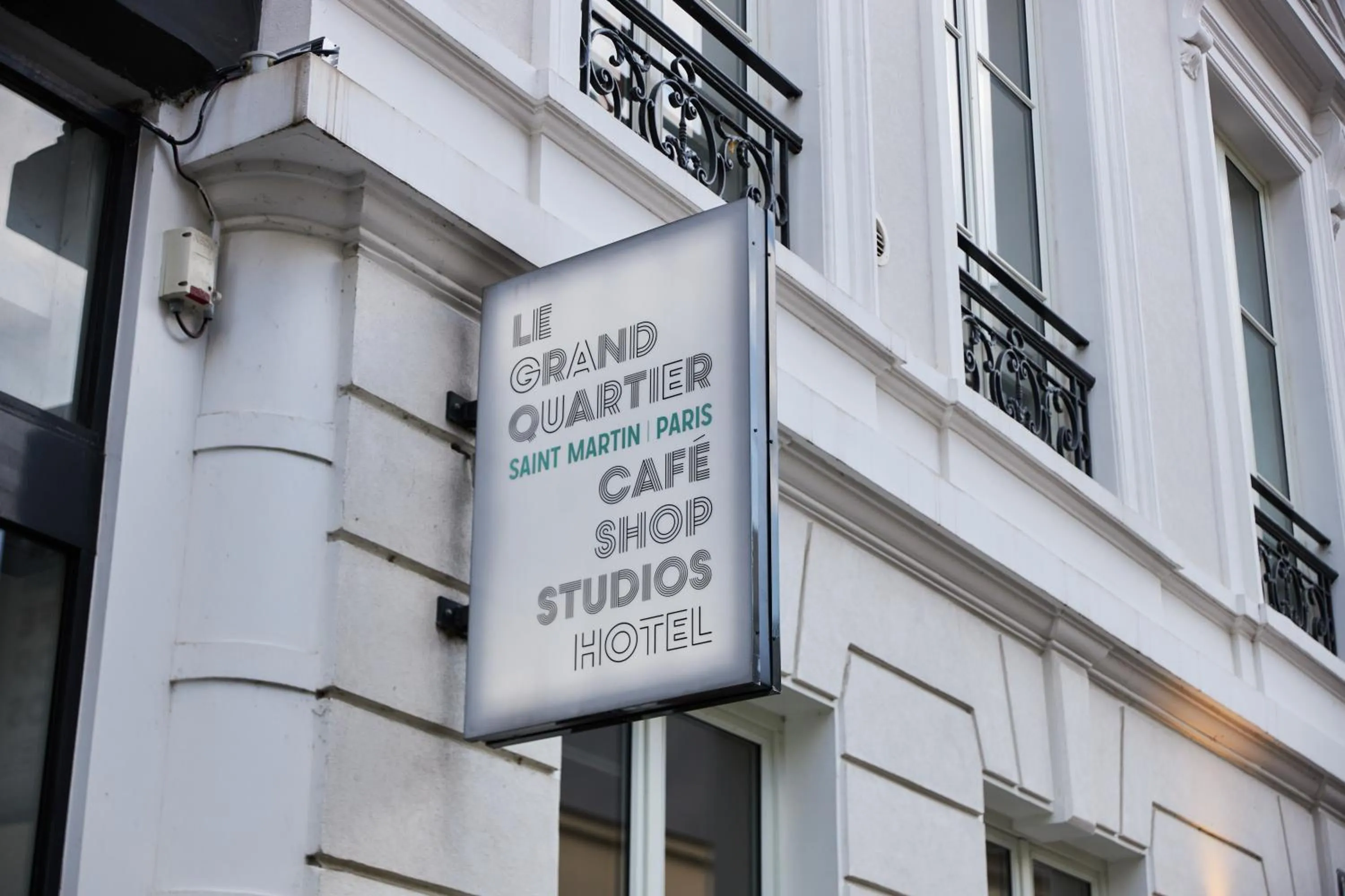 Facade/entrance in Le Grand Quartier