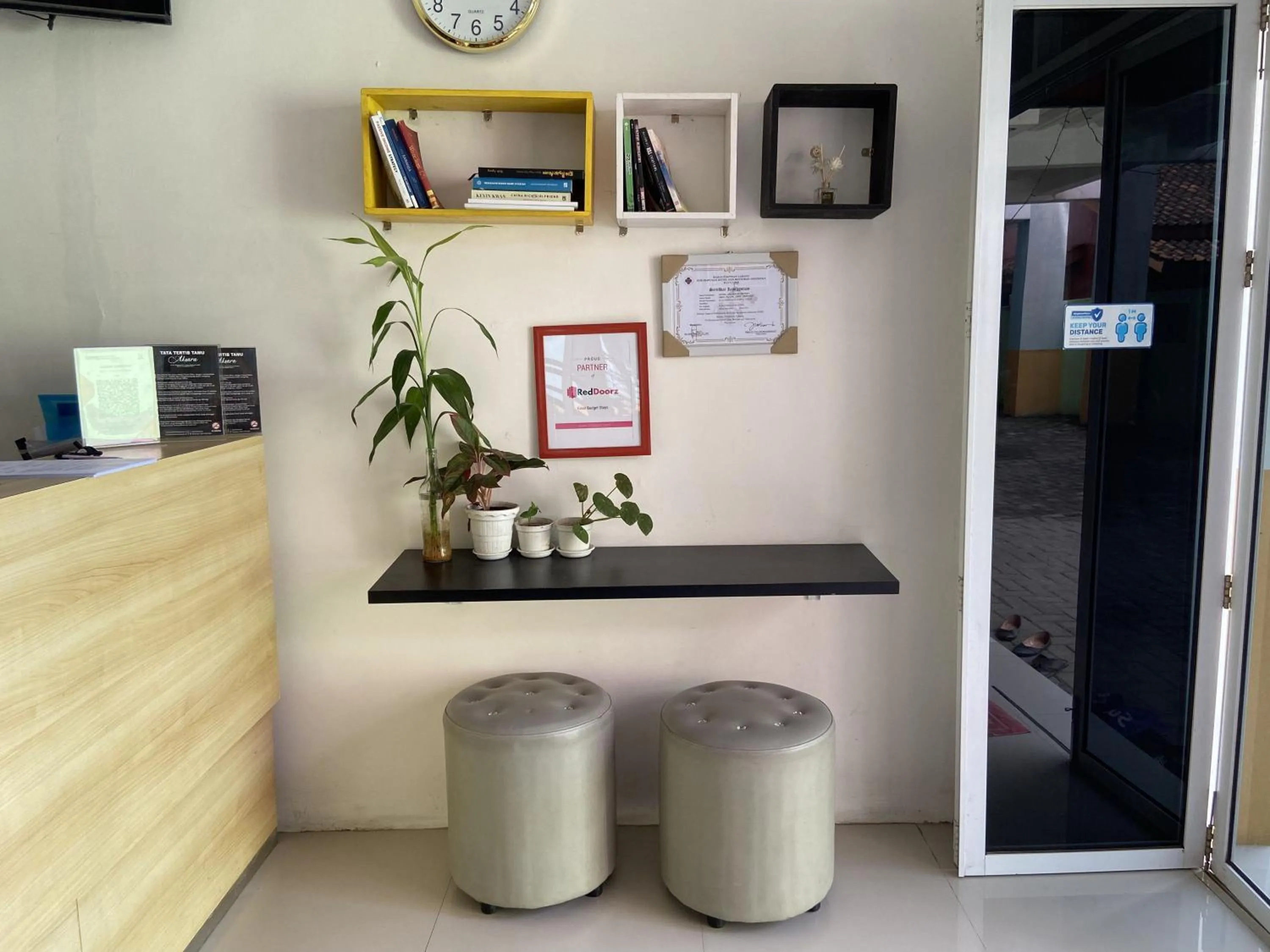 Lobby or reception in RedDoorz near RSUD Margono Purwokerto 3