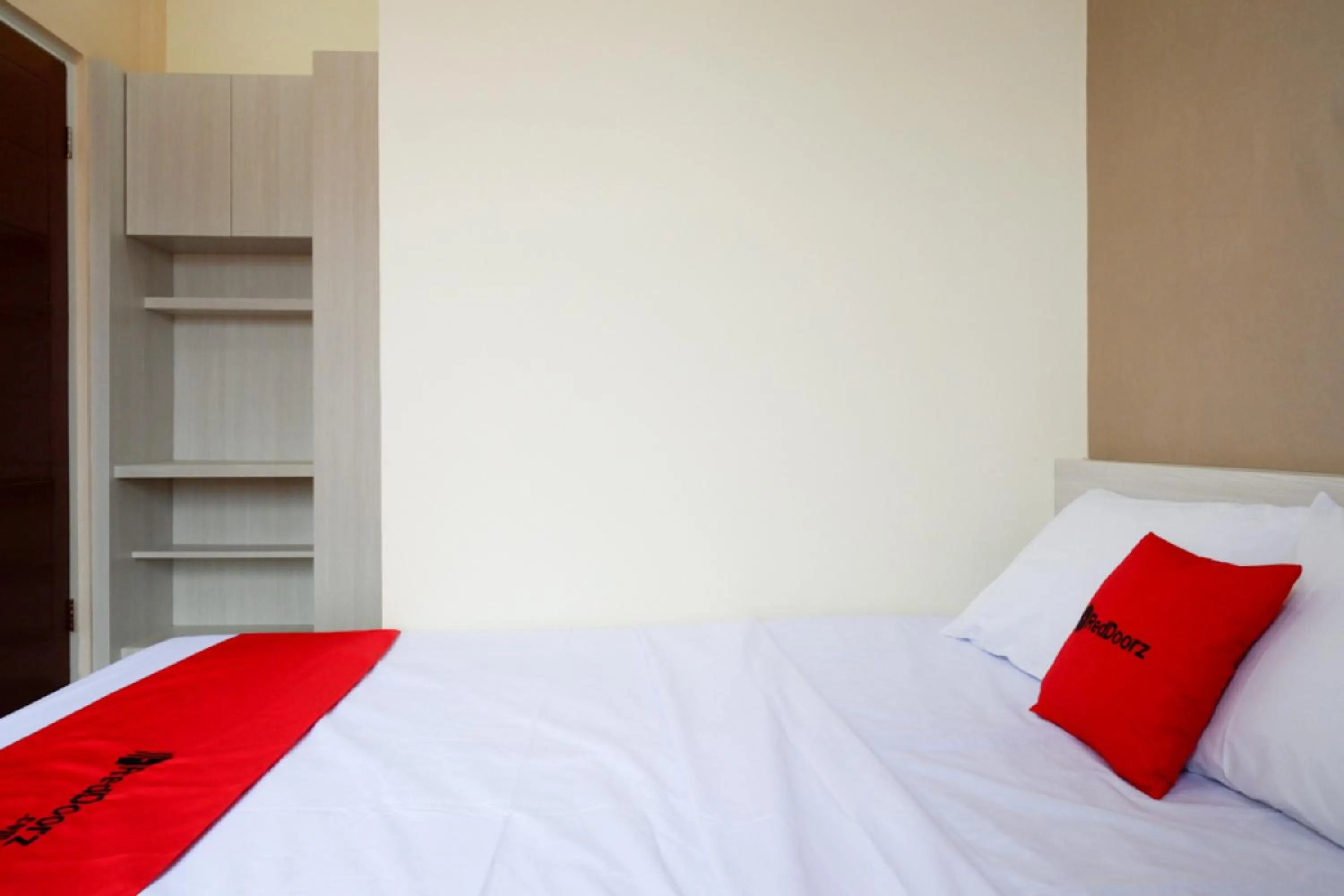 Bedroom, Bed in RedDoorz near RSUD Margono Purwokerto 3