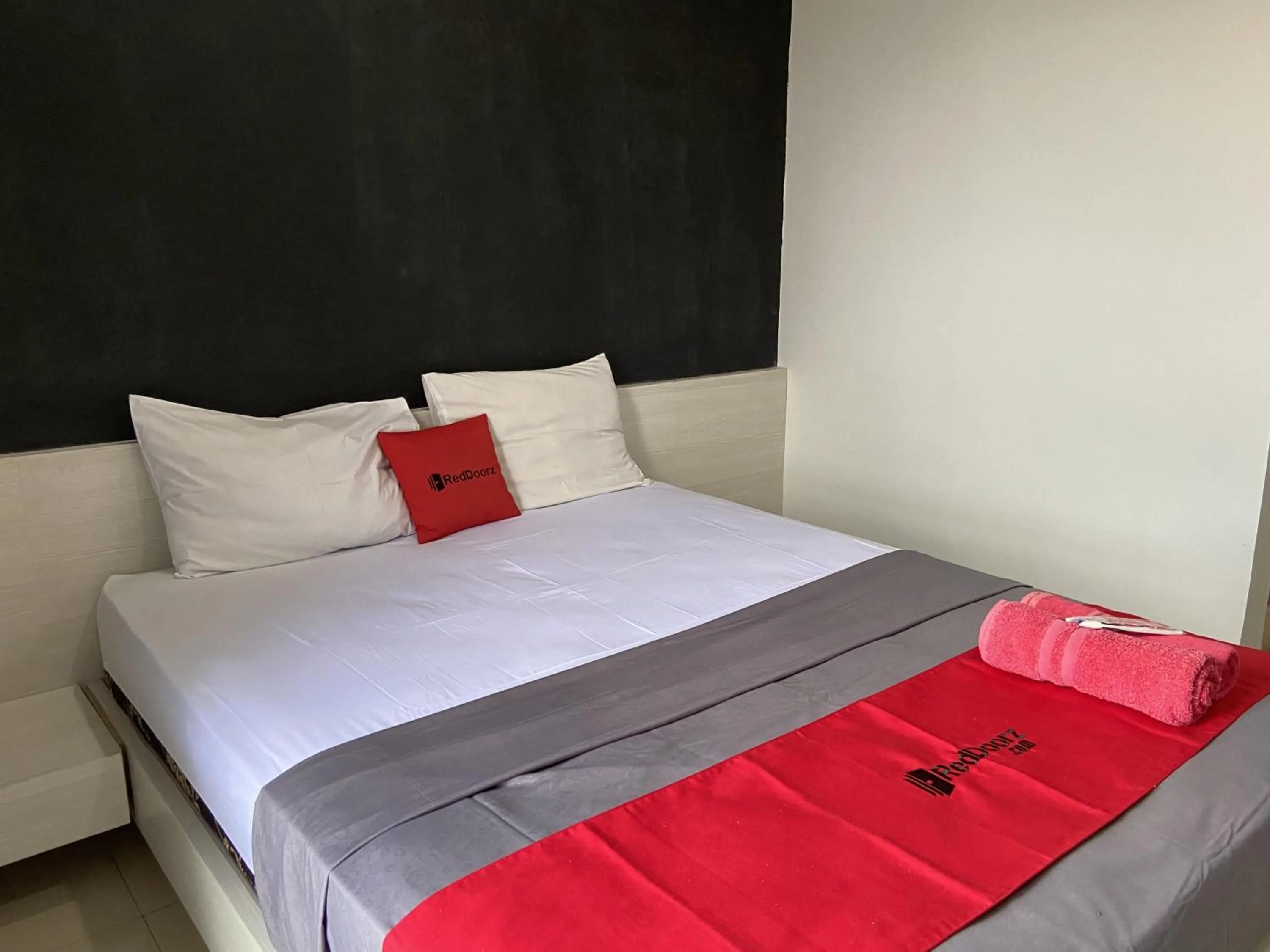 Bedroom, Bed in RedDoorz near RSUD Margono Purwokerto 3