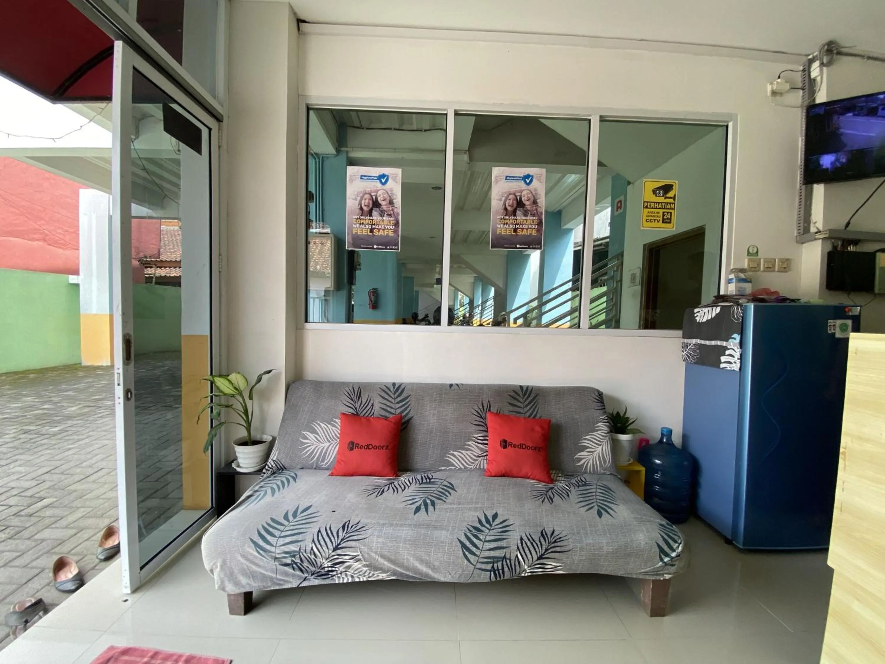 Living room, Bed in RedDoorz near RSUD Margono Purwokerto 3