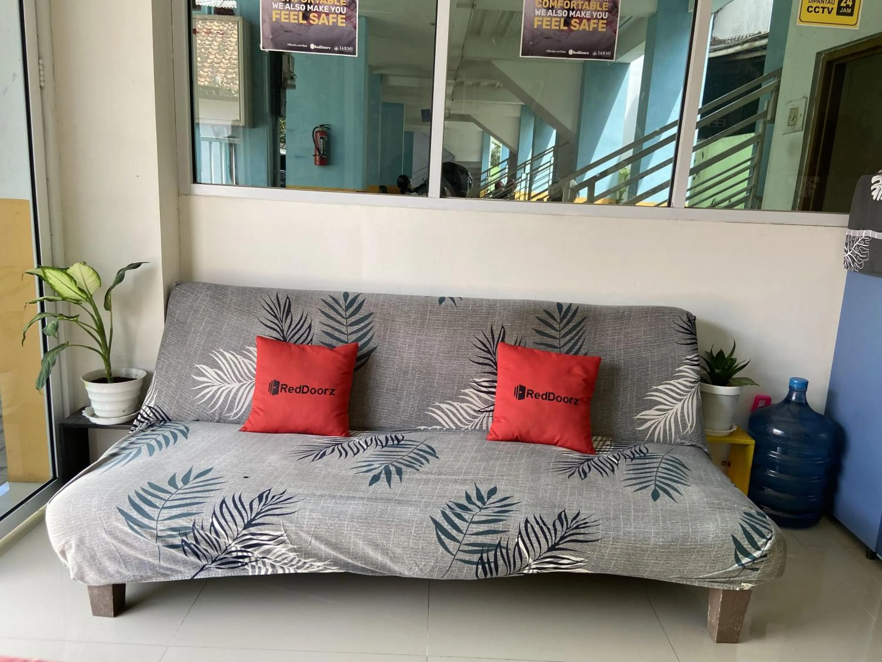 Living room in RedDoorz near RSUD Margono Purwokerto 3