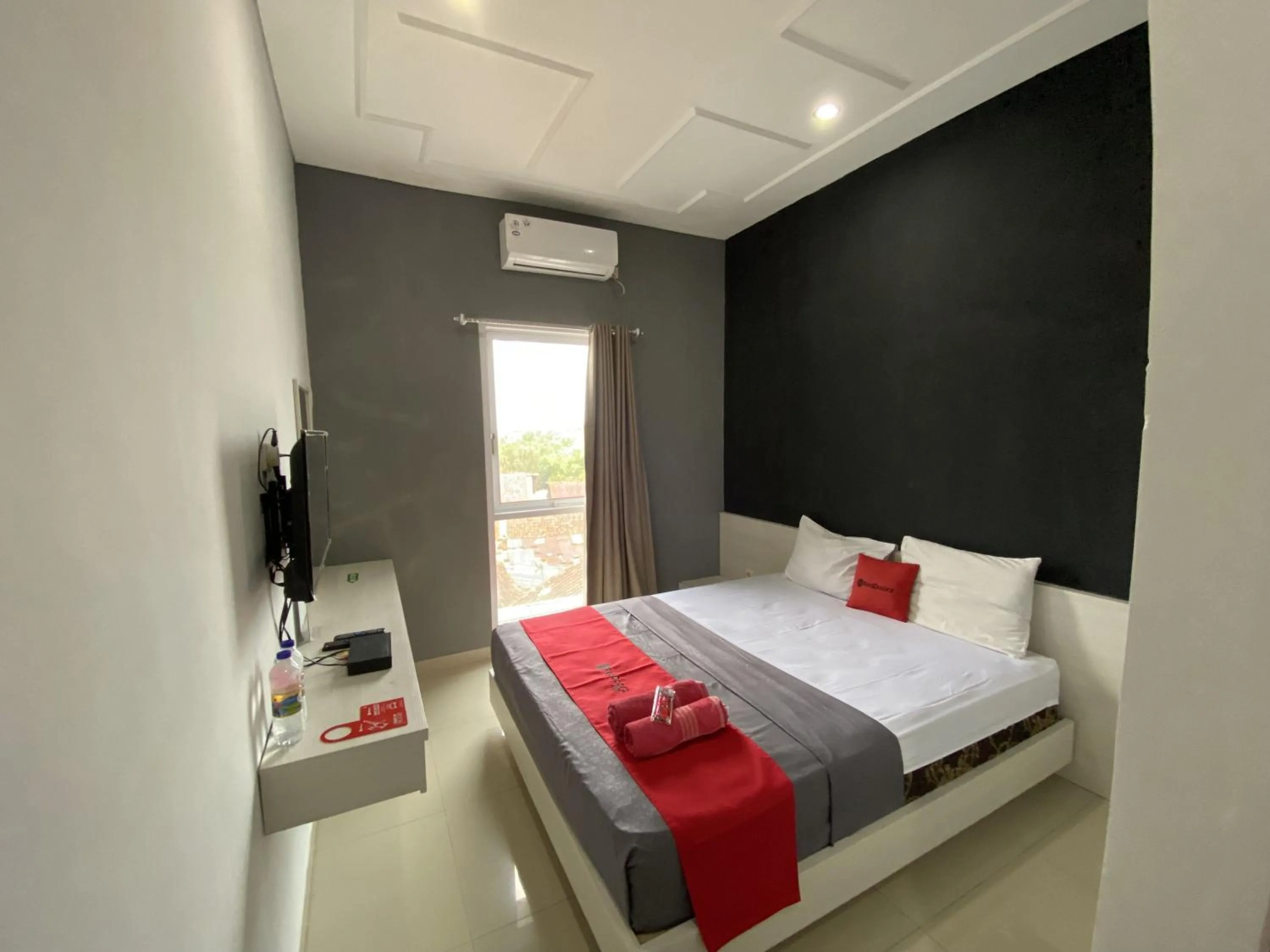 Bedroom, Bed in RedDoorz near RSUD Margono Purwokerto 3