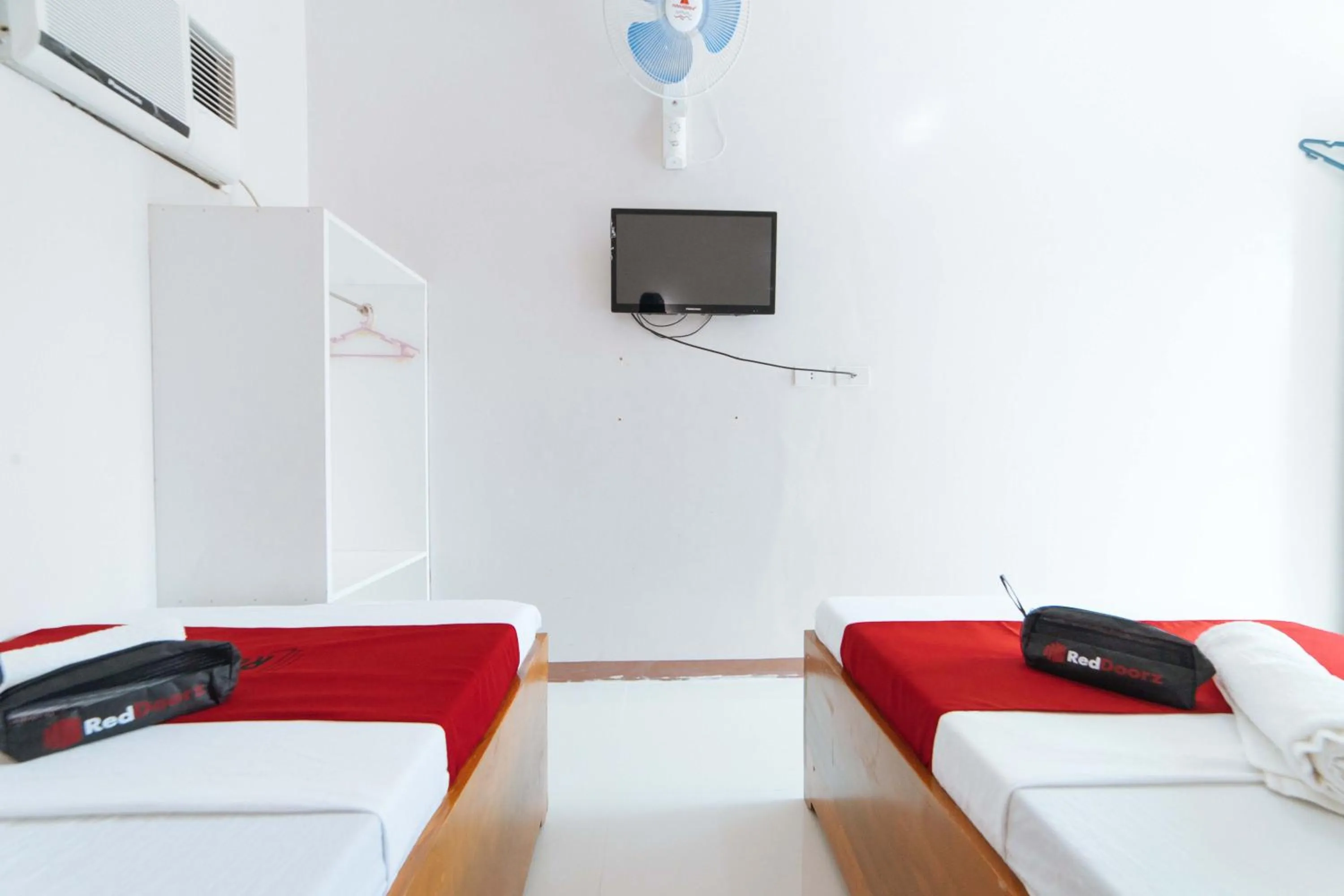 Bed in RedDoorz @ Old Buswang Road