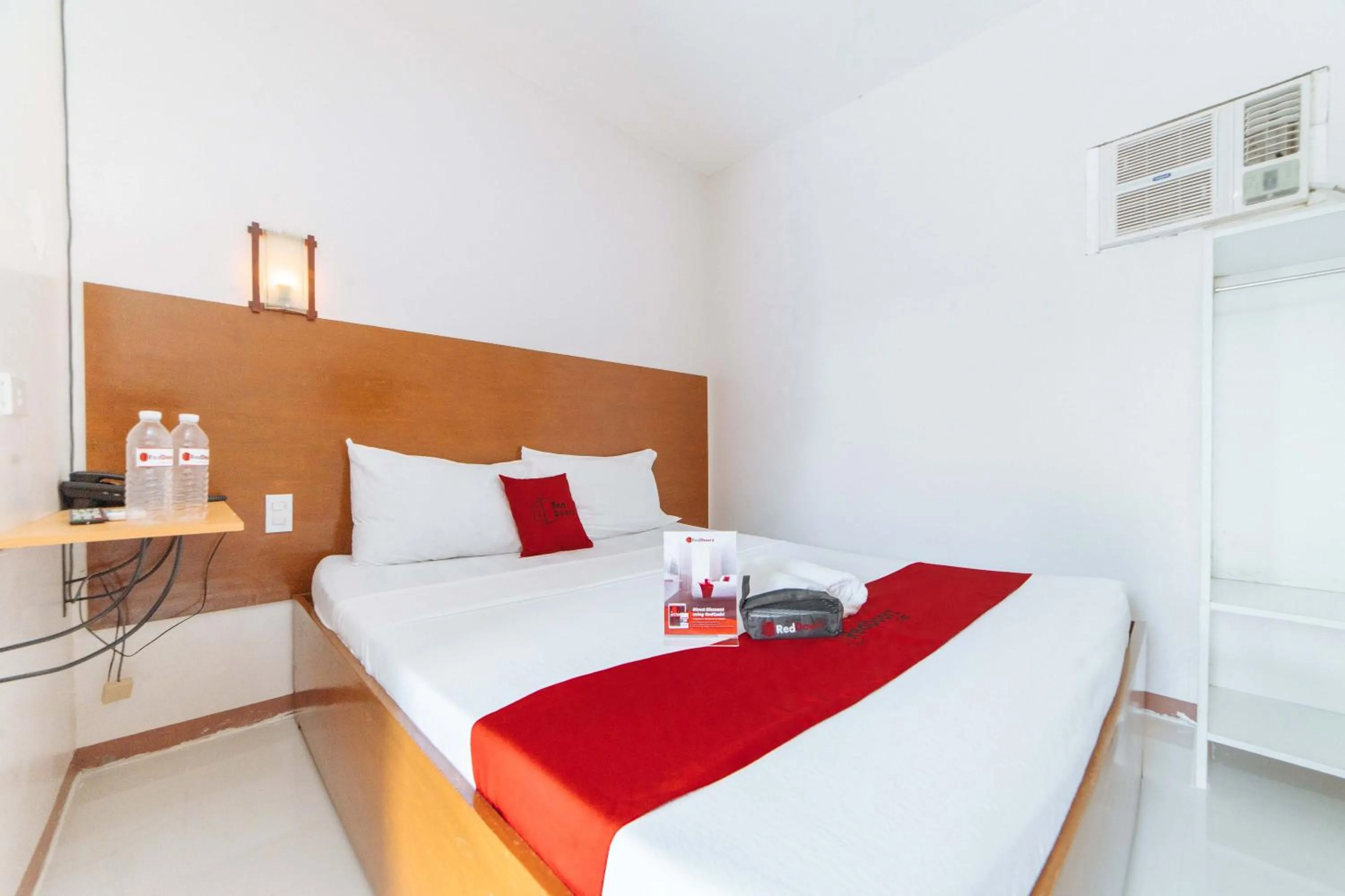 Bed in RedDoorz @ Old Buswang Road