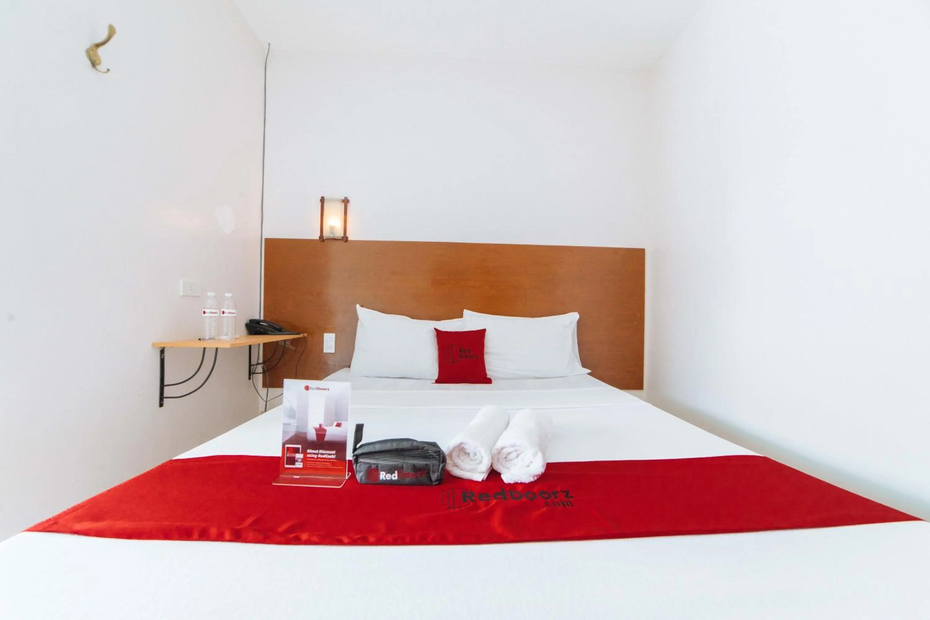 Bed in RedDoorz @ Old Buswang Road