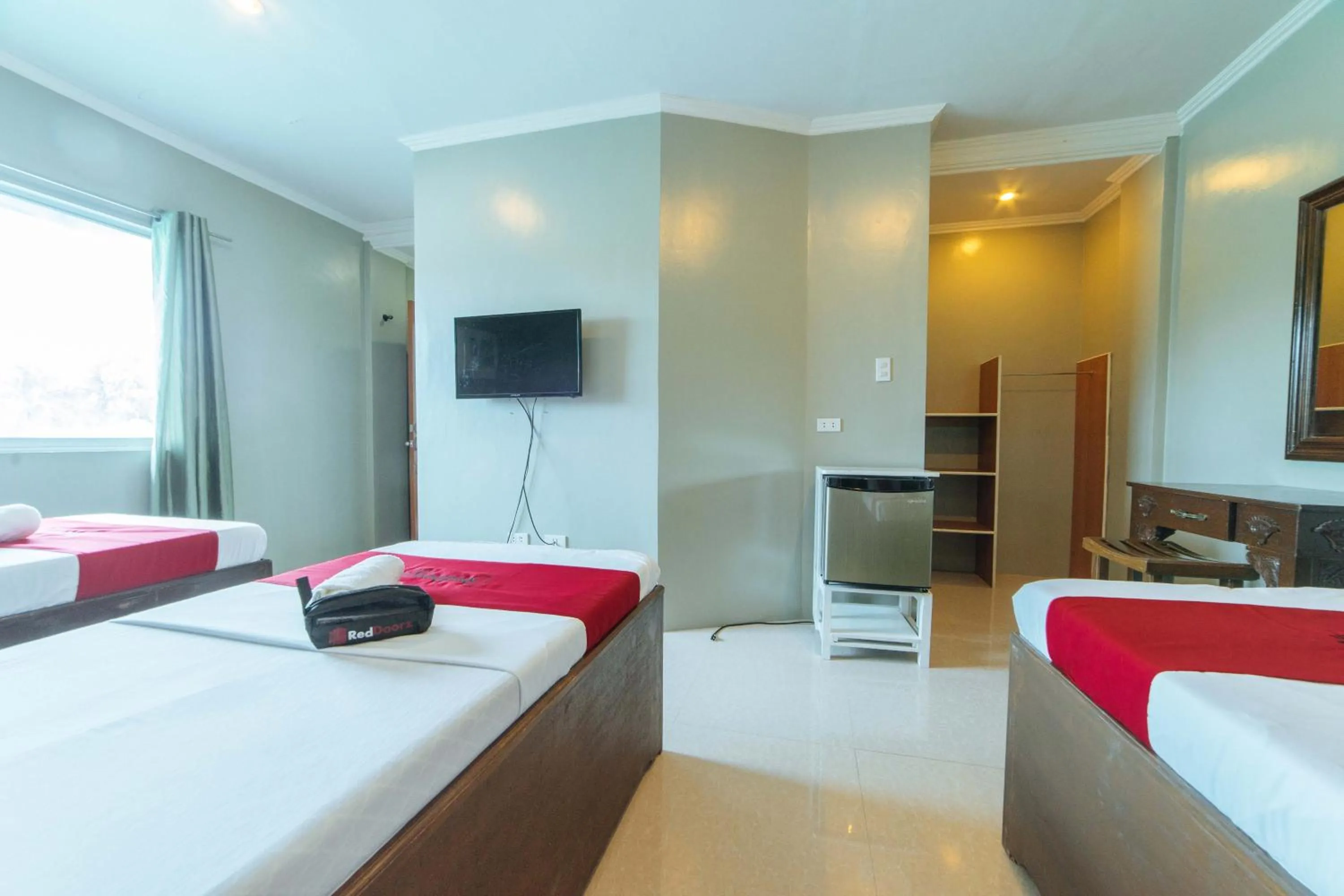 Photo of the whole room, Bed in RedDoorz @ Old Buswang Road