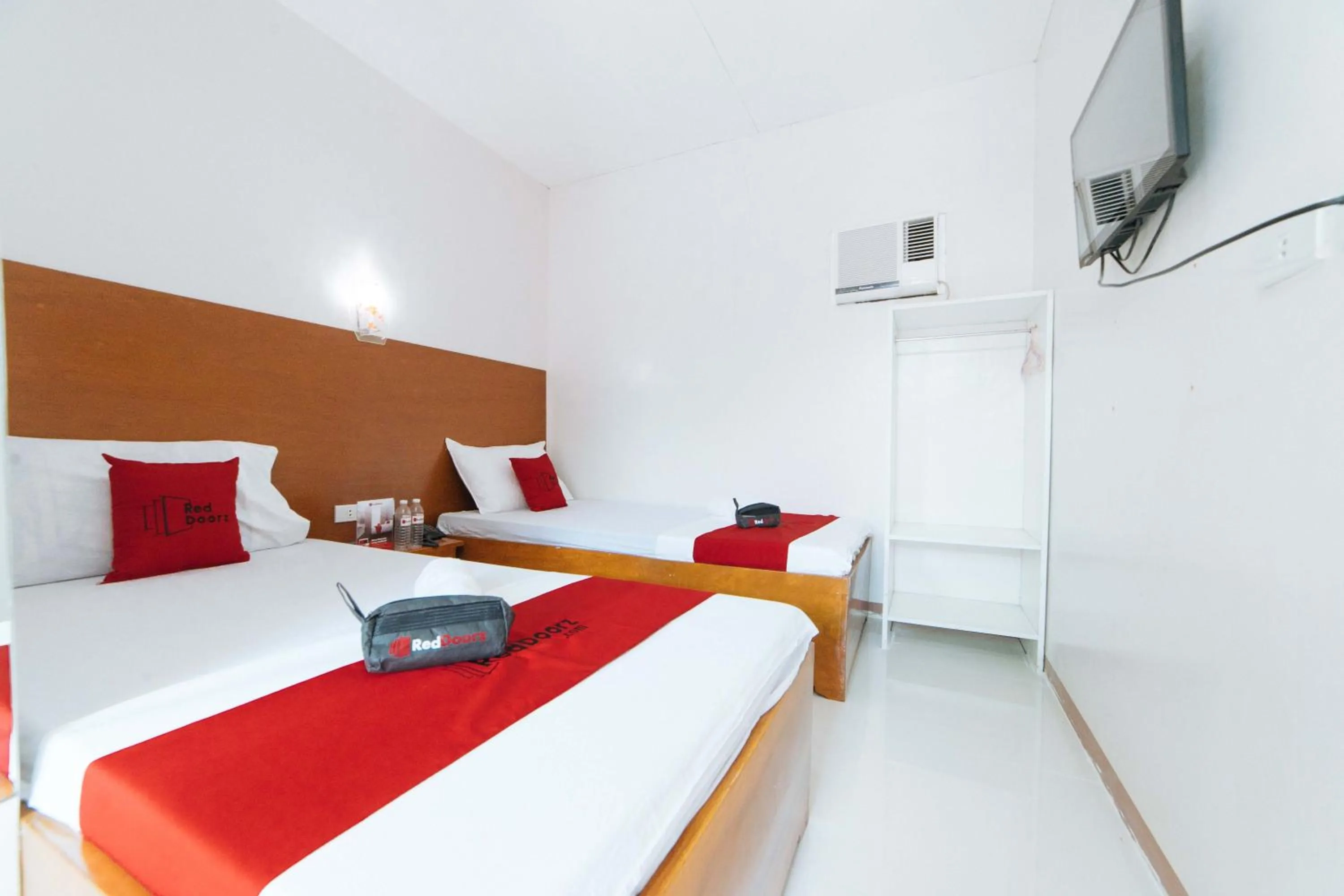 Bed in RedDoorz @ Old Buswang Road