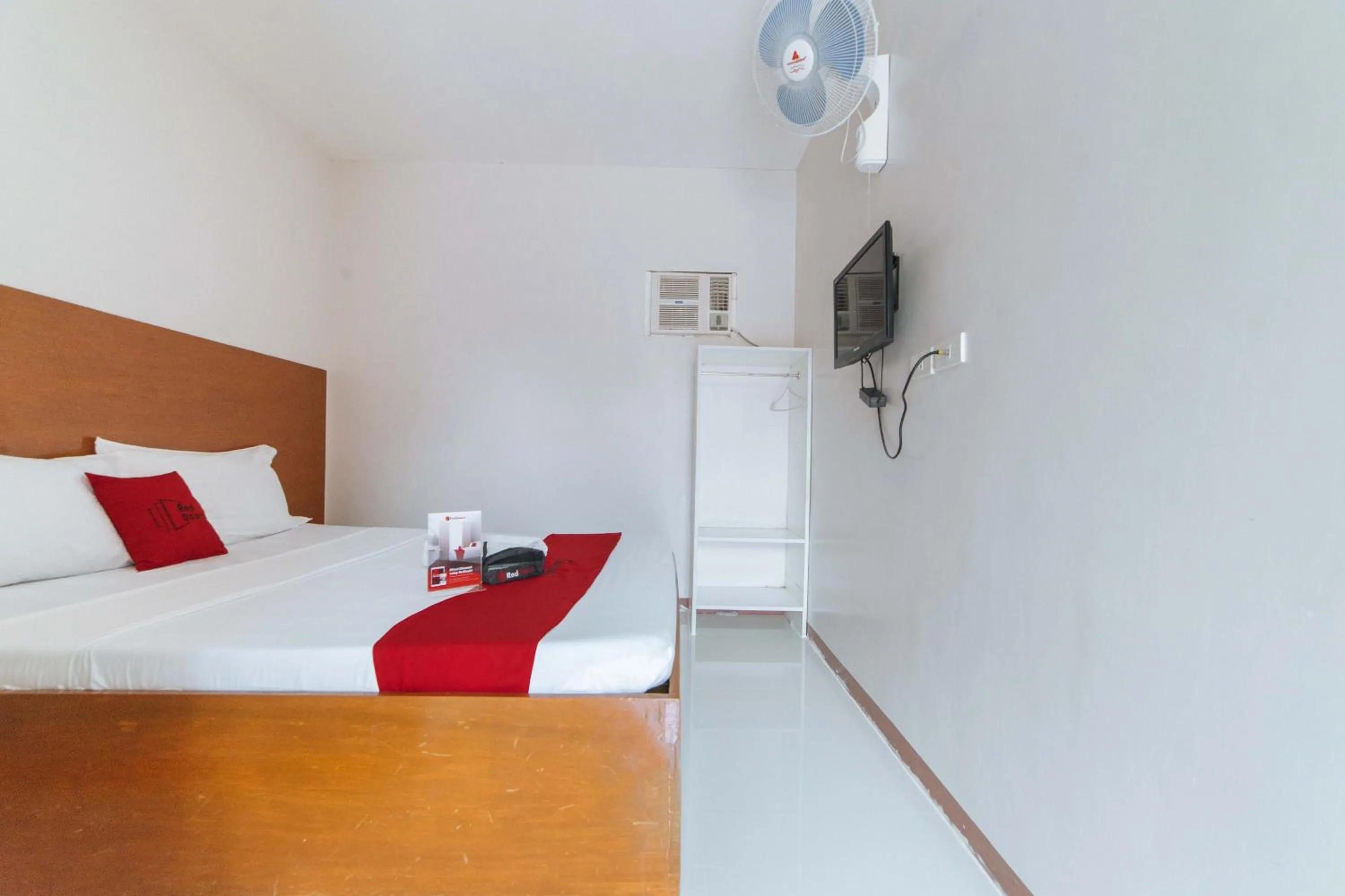 Photo of the whole room, Bed in RedDoorz @ Old Buswang Road