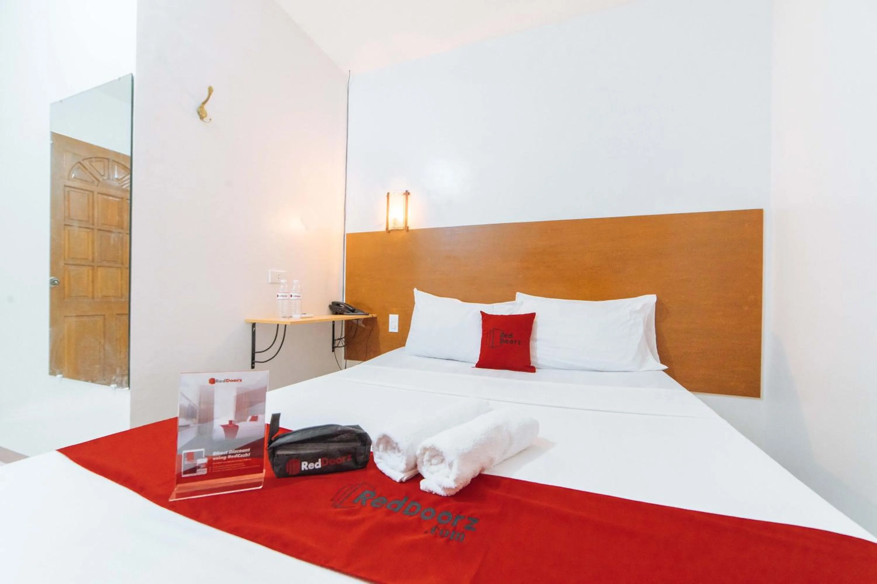 Bed in RedDoorz @ Old Buswang Road