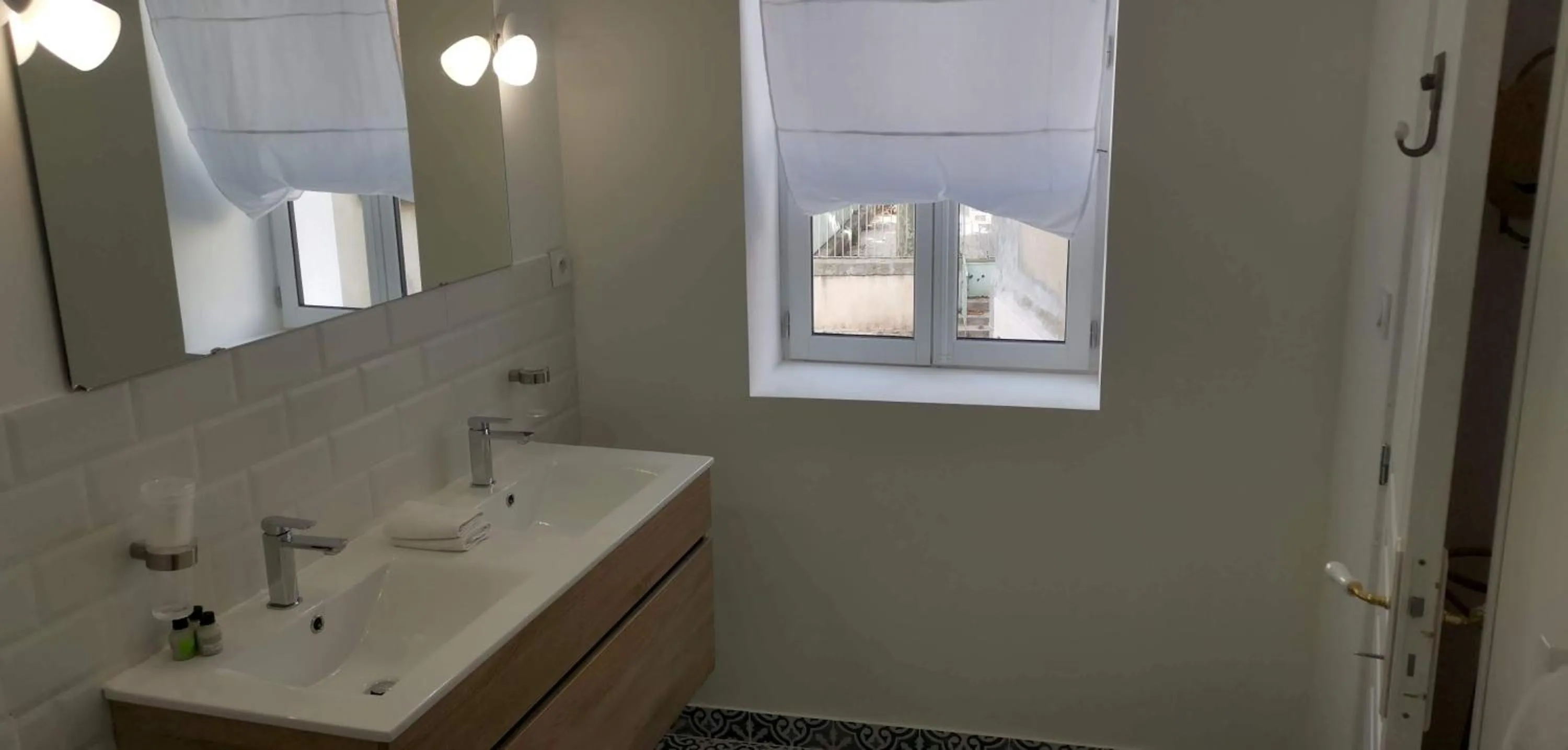 Bathroom in LA CENTENAIRE GRUISSAN - Maison d'Hôte