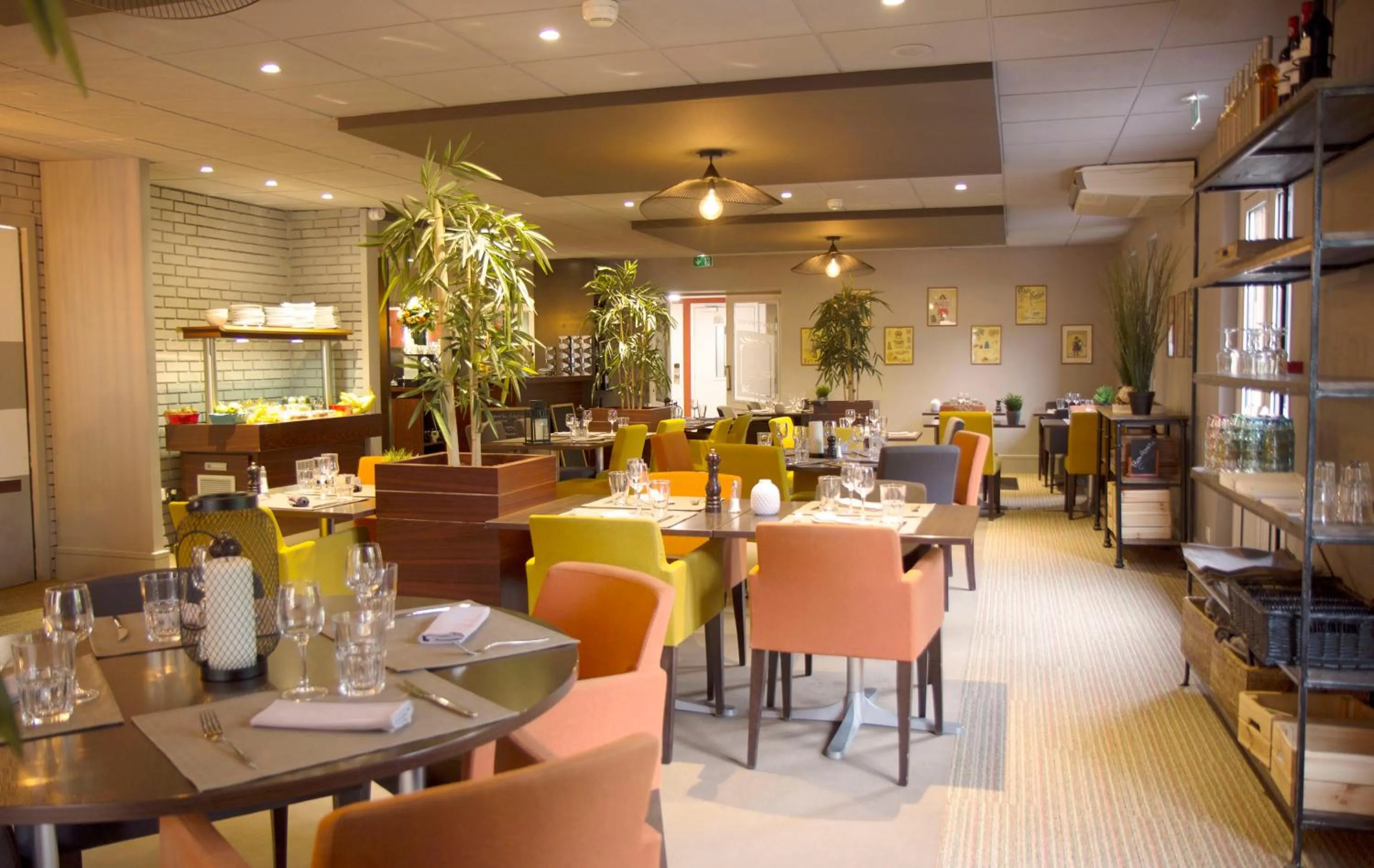 Restaurant/places to eat in Best Western The Hotel Versailles