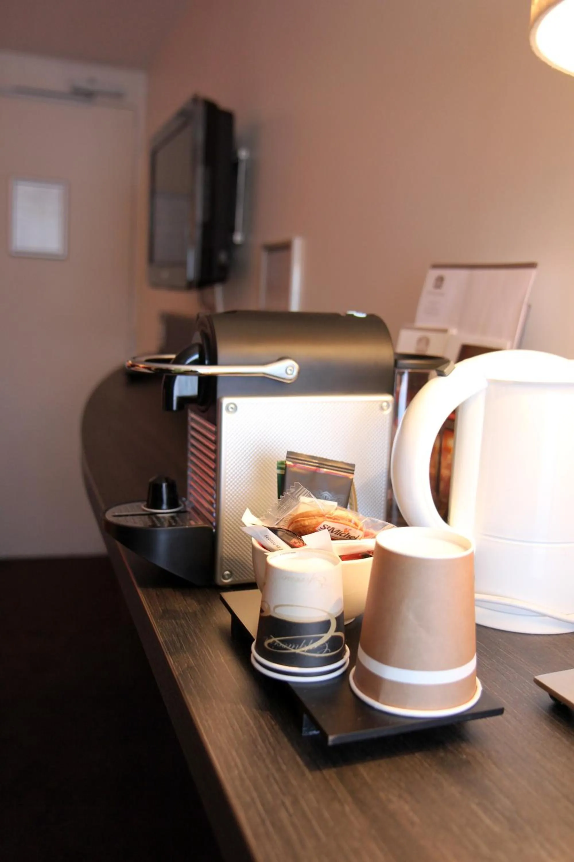 Coffee/tea facilities in Best Western The Hotel Versailles