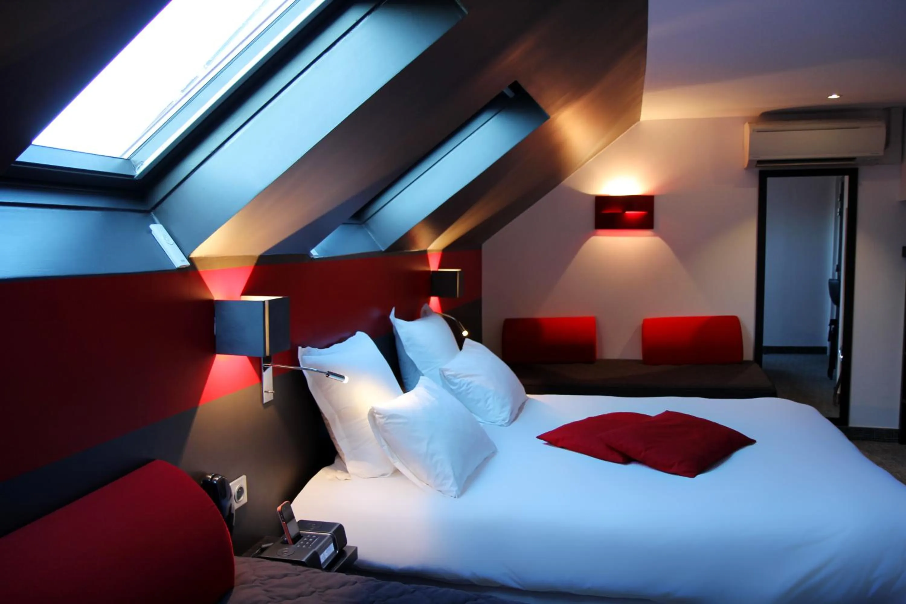 Bed in Best Western The Hotel Versailles