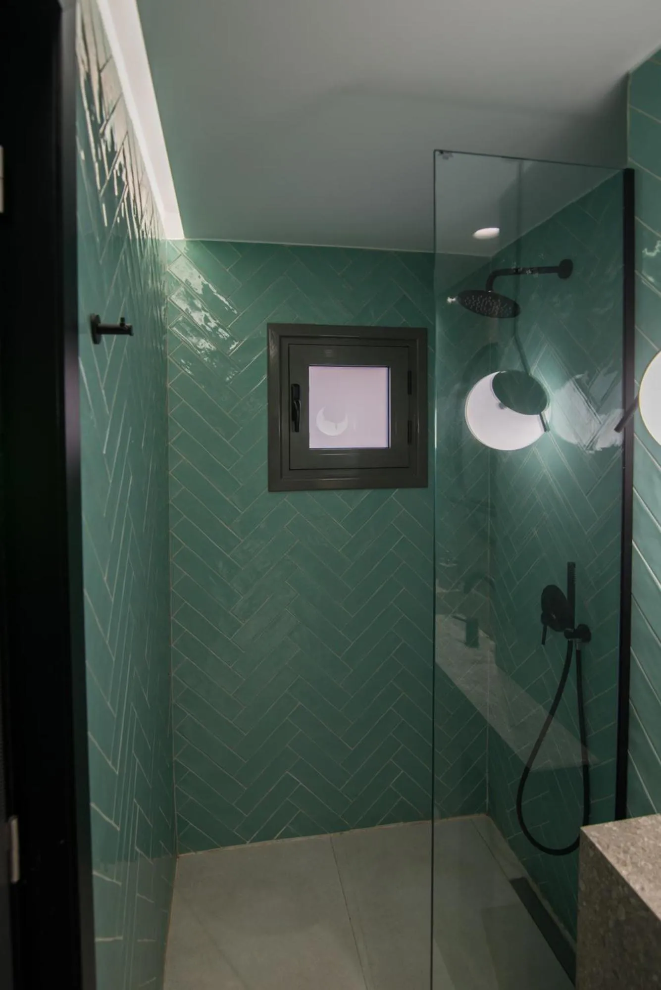 Shower in Ederlezi Zoubourlou Aparthotel