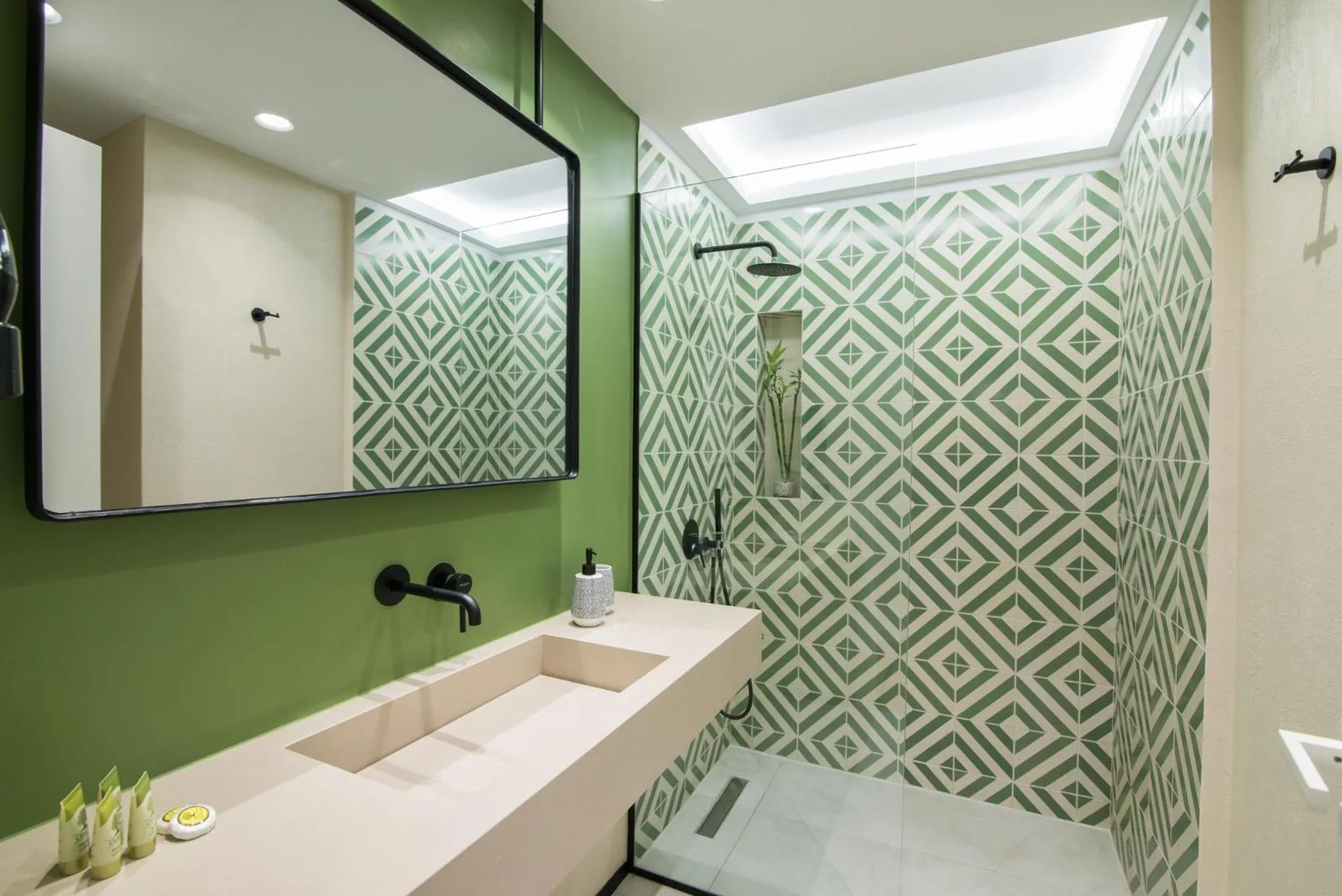 Shower in Ederlezi Zoubourlou Aparthotel