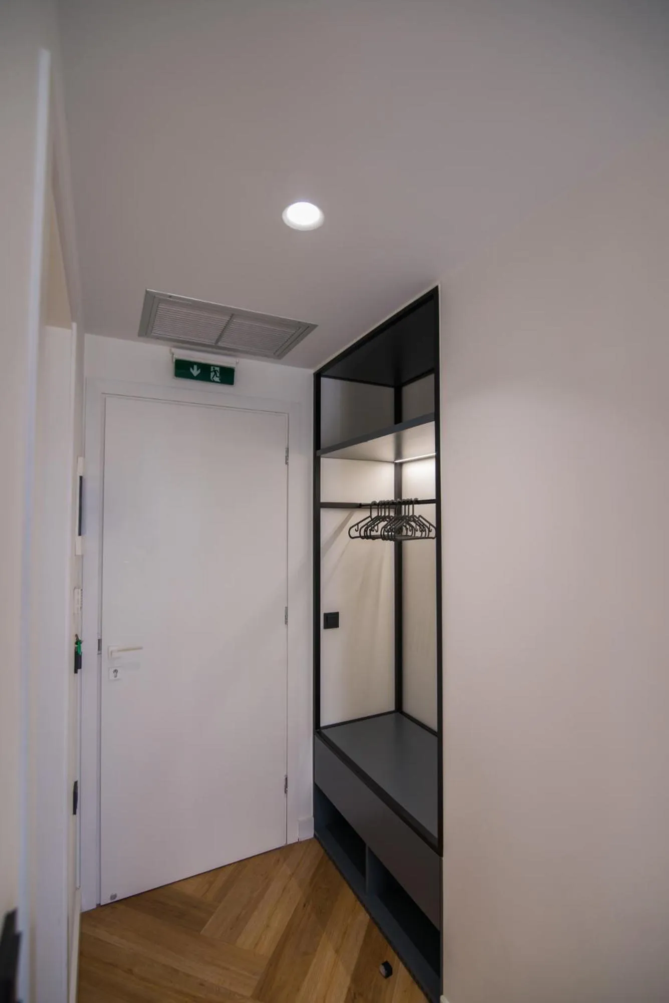 wardrobe in Ederlezi Zoubourlou Aparthotel