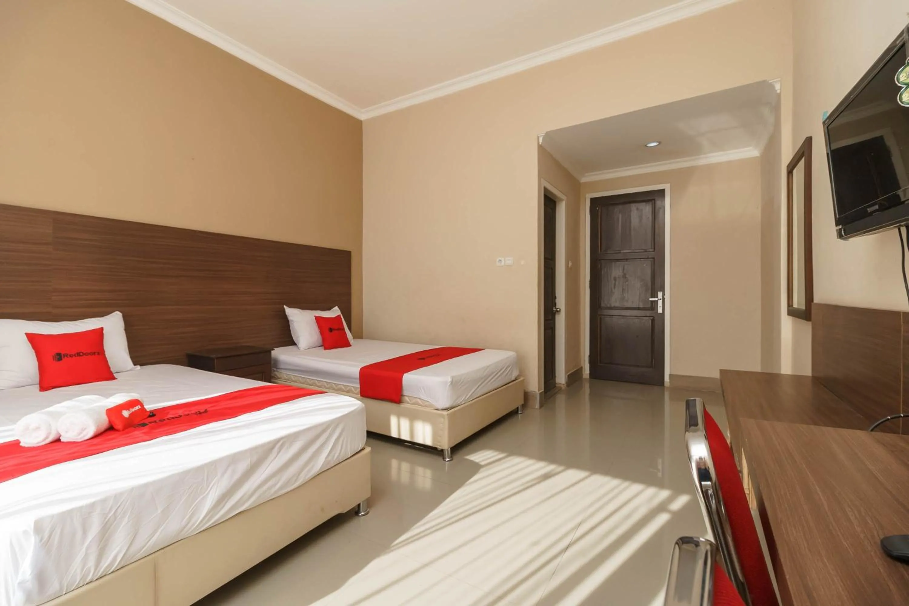 Bedroom, Bed in RedDoorz Syariah At Hotel Putri Gading Bengkulu