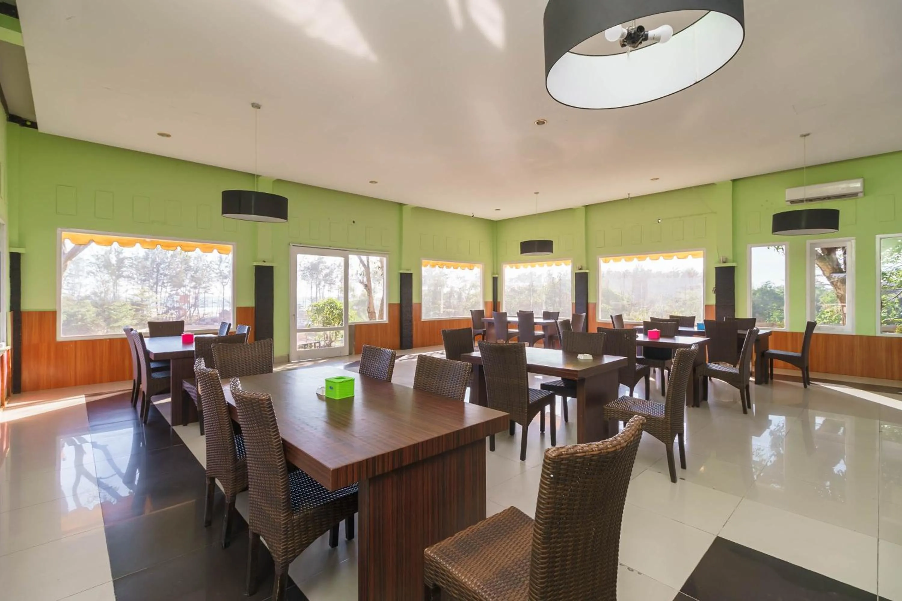 Restaurant/places to eat in RedDoorz Syariah At Hotel Putri Gading Bengkulu