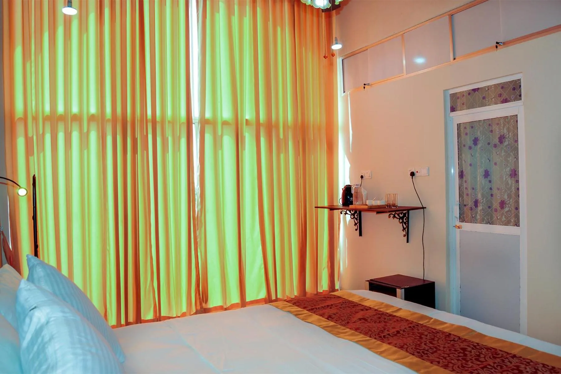 Bedroom, Bed in WoodyCrest