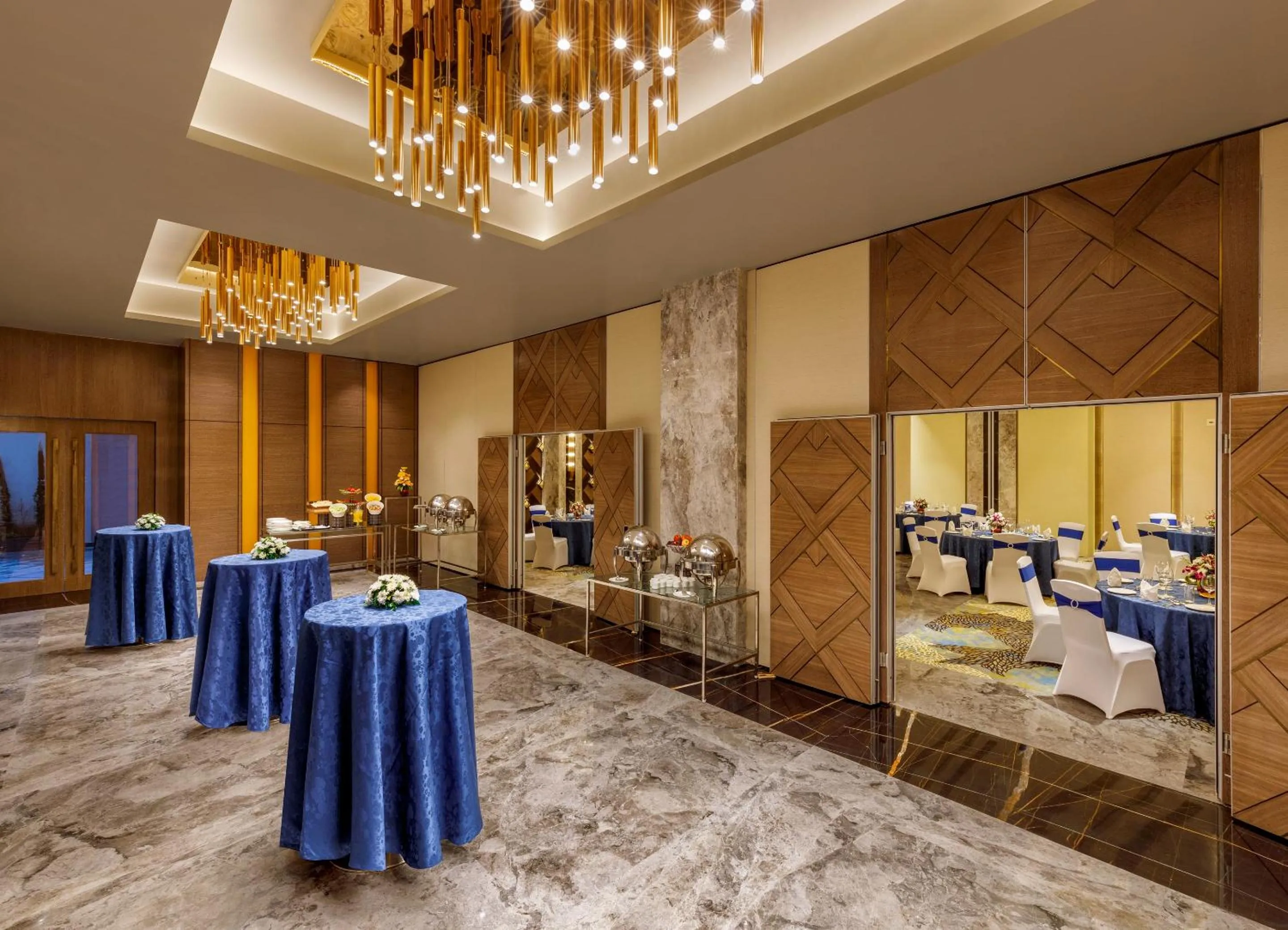 Restaurant/places to eat in Bellevue Sarovar Premiere Junagadh
