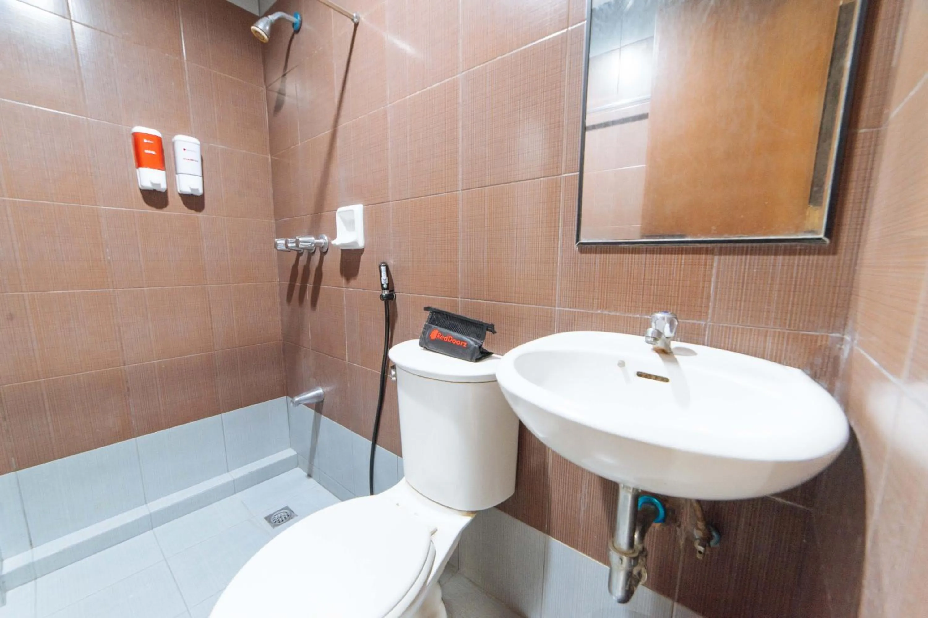 Shower in RedDoorz near Olongapo Bus Terminal