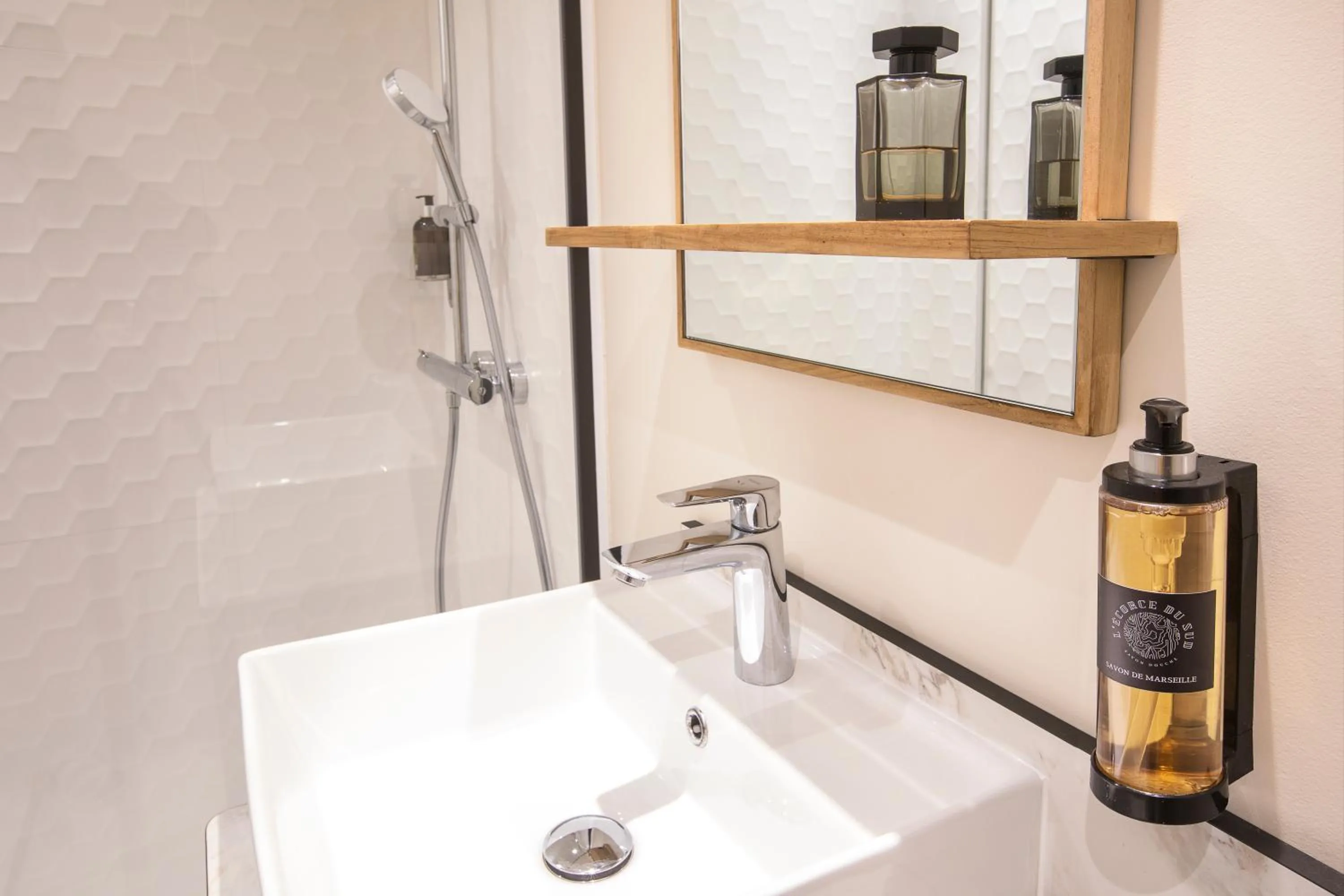 Bathroom in Hôtel Life Marseille VP - Vieux Port