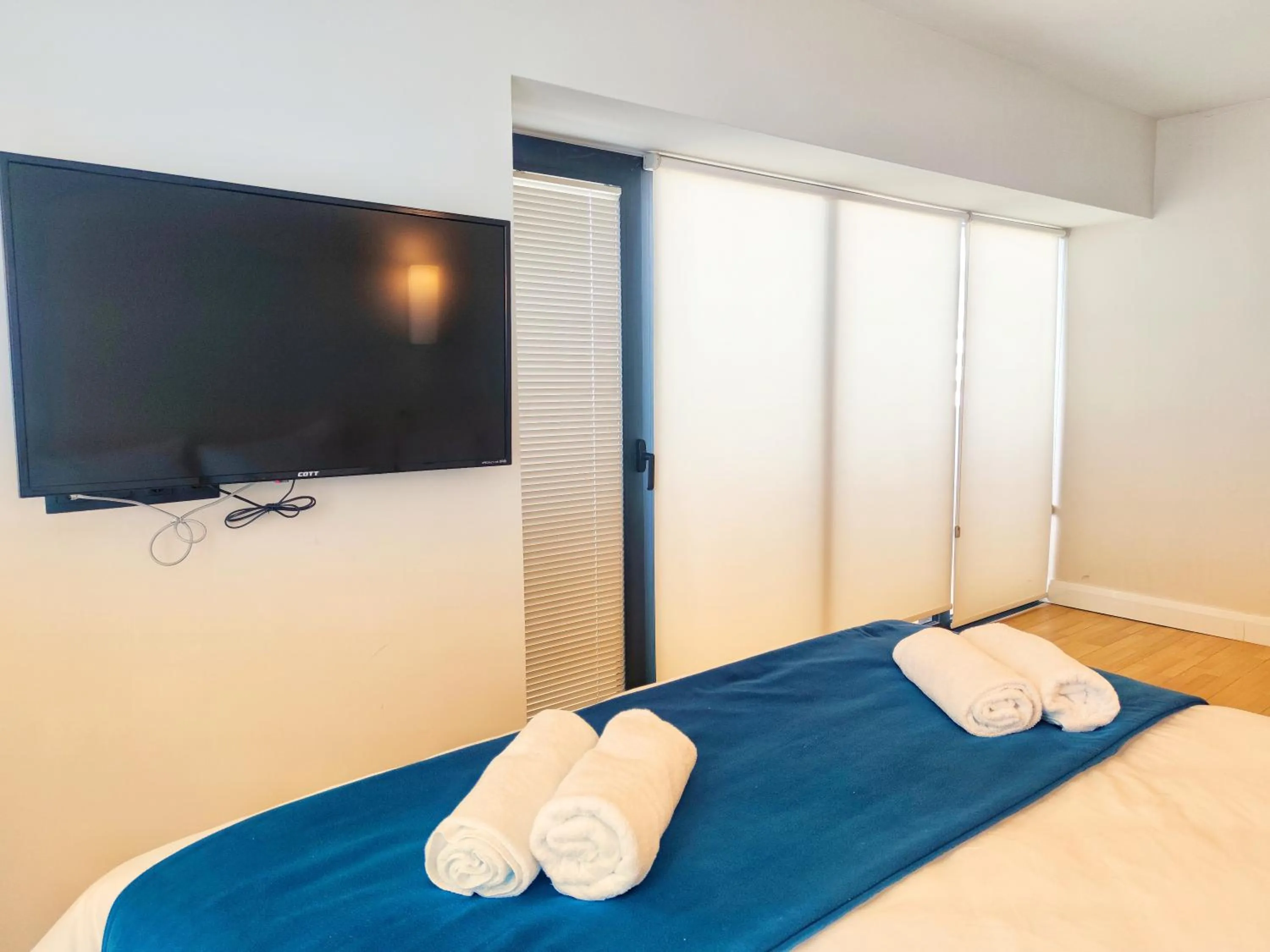 Communal lounge/ TV room, TV/Entertainment Center in Orbi City Inn