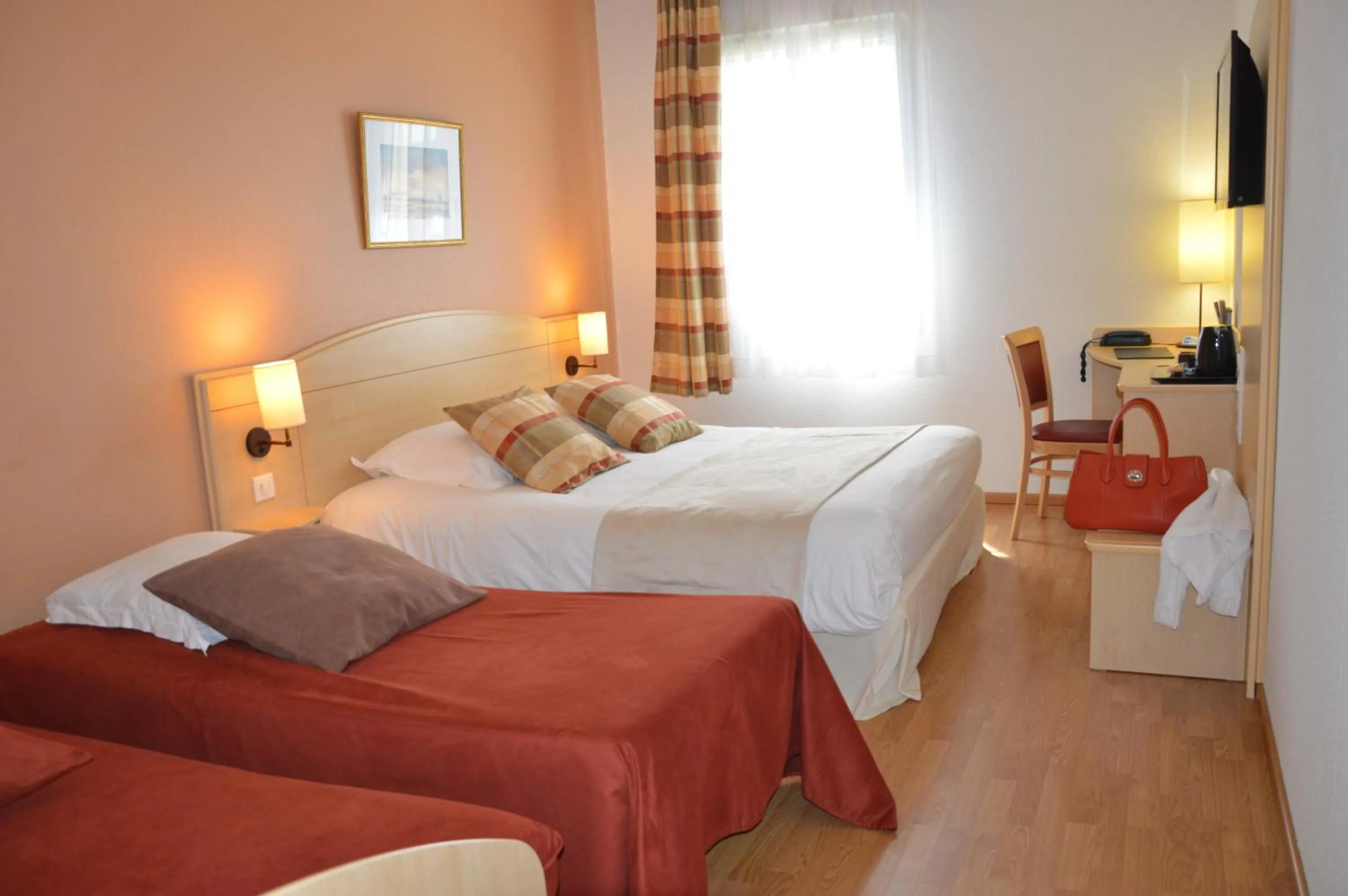 Bed in Brit Hotel Châteaudun