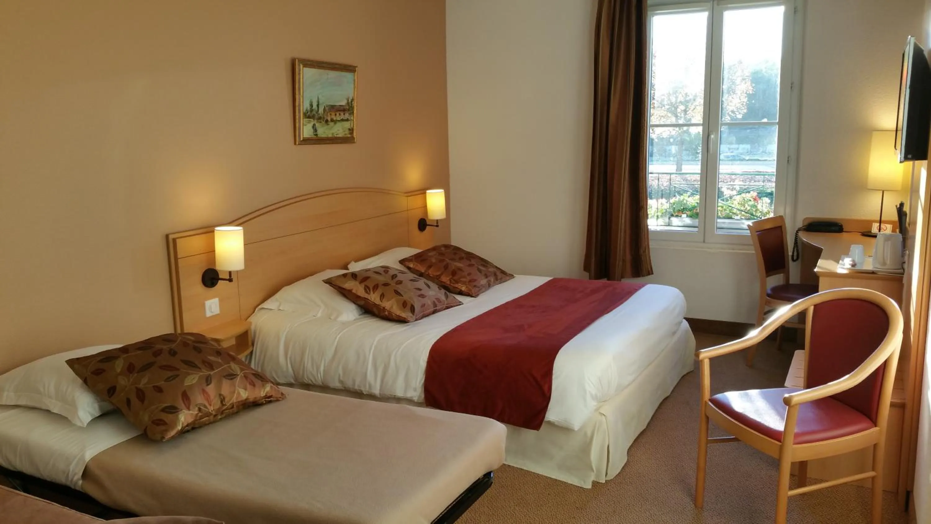 Bed in Brit Hotel Châteaudun