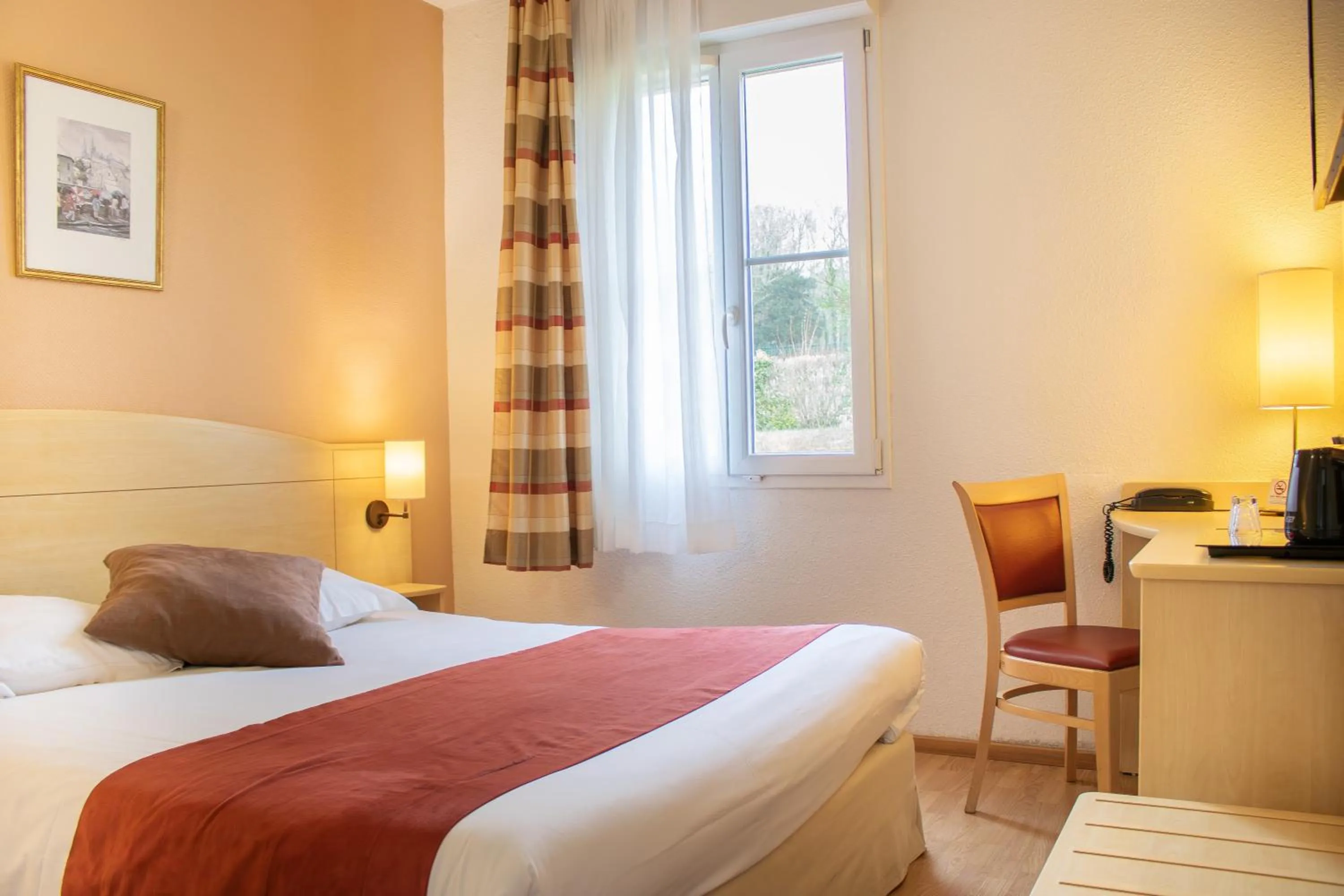 Bed in Brit Hotel Châteaudun